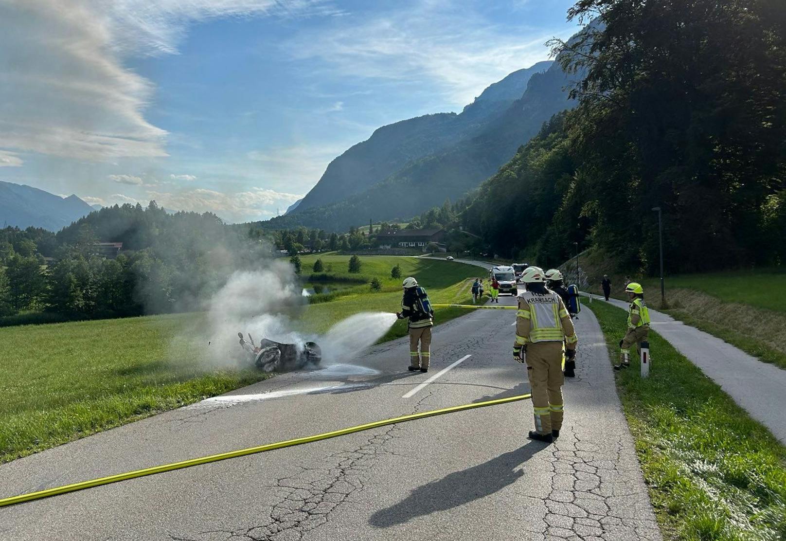 Mit einem Erbstück, einer roten "PUCH" aus dem Jahr 1955 war ein Tiroler am Freitag auf der Unterinntaler Landesstraße in Richtung Reintaler See unterwegs, als aus unbekannter Ursache ein Feuer am Moped ausbrach.