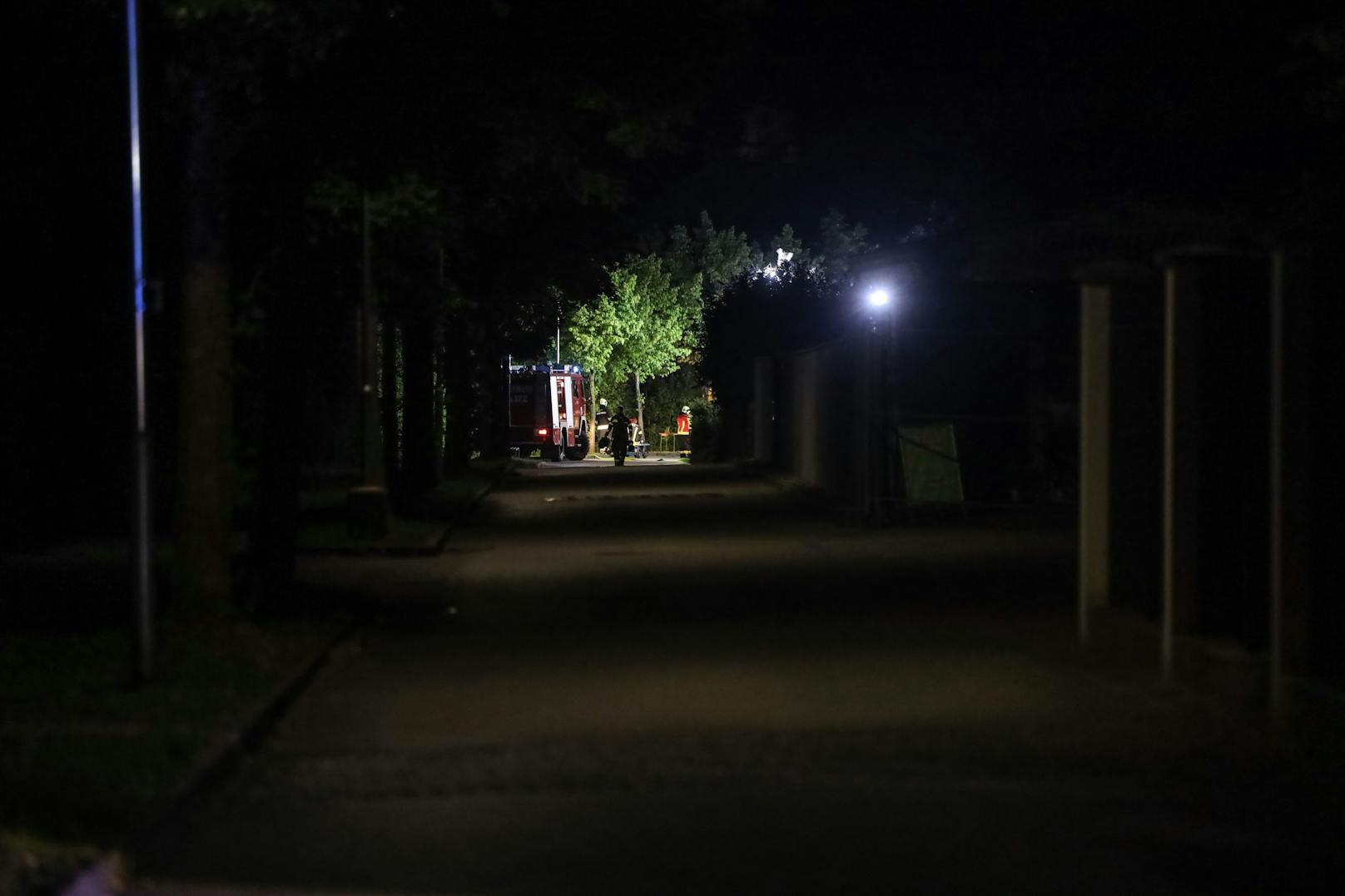 Vier Feuerwehren, ein Großaufgebot des Rettungsdienstes sowie die Polizei standen am späten Freitagabend nach einer Explosion in einem Freibad in Lambach (Bezirk Wels-Land) im Einsatz.