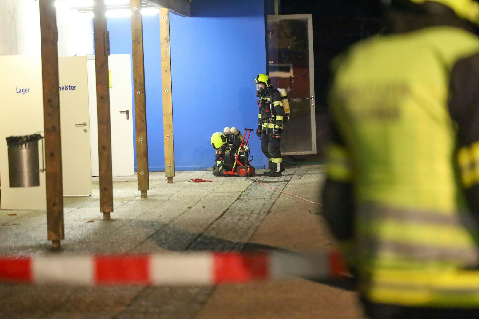 Zwei Verletzte hat am Freitagabend ein Chlorgasaustritt in einem Freibad in Grieskirchen gefordert. Feuerwehr und Rettungsdienst standen im Einsatz.