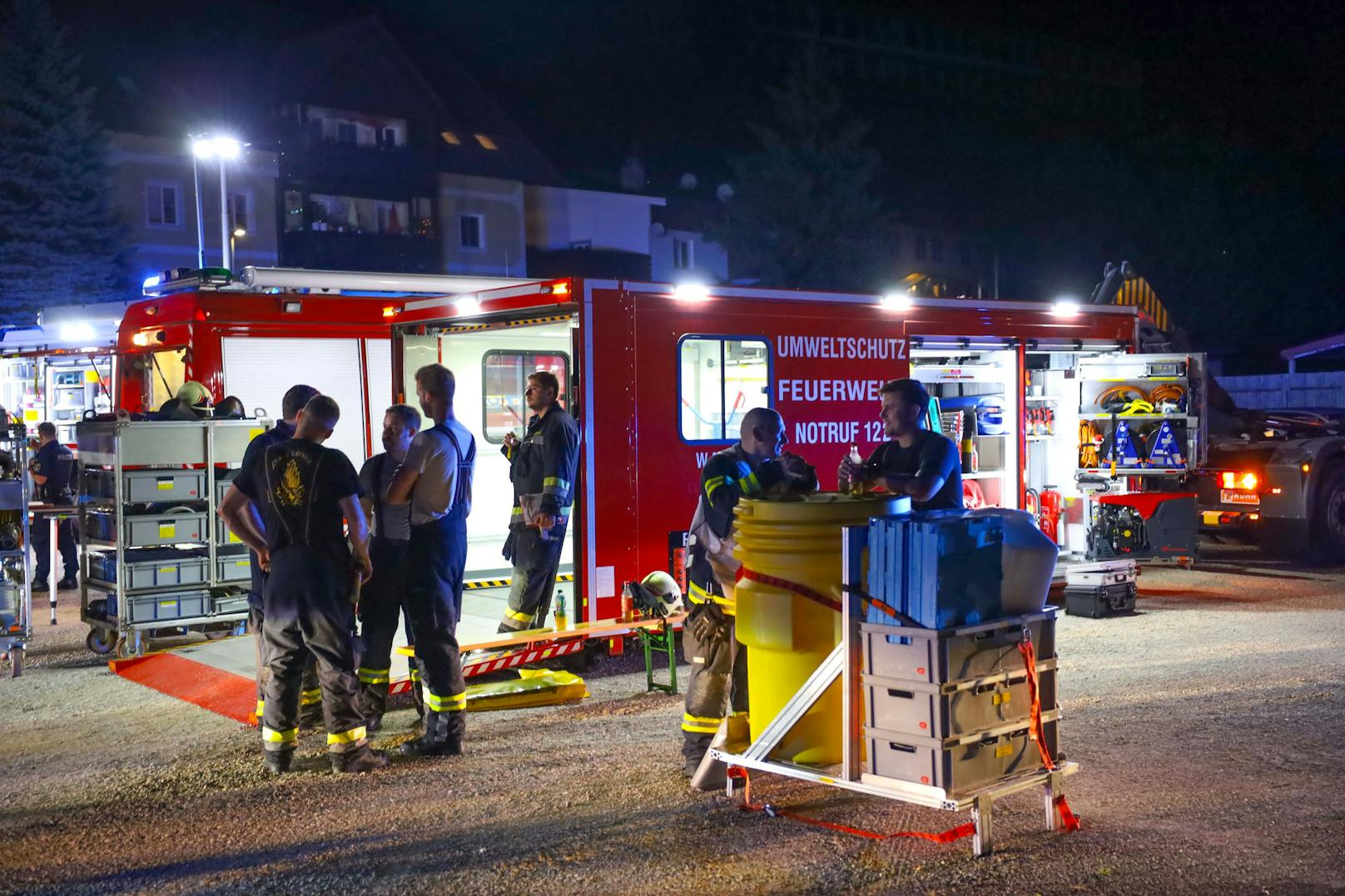 Vier Feuerwehren, ein Großaufgebot des Rettungsdienstes sowie die Polizei standen am späten Freitagabend nach einer Explosion in einem Freibad in Lambach (Bezirk Wels-Land) im Einsatz.