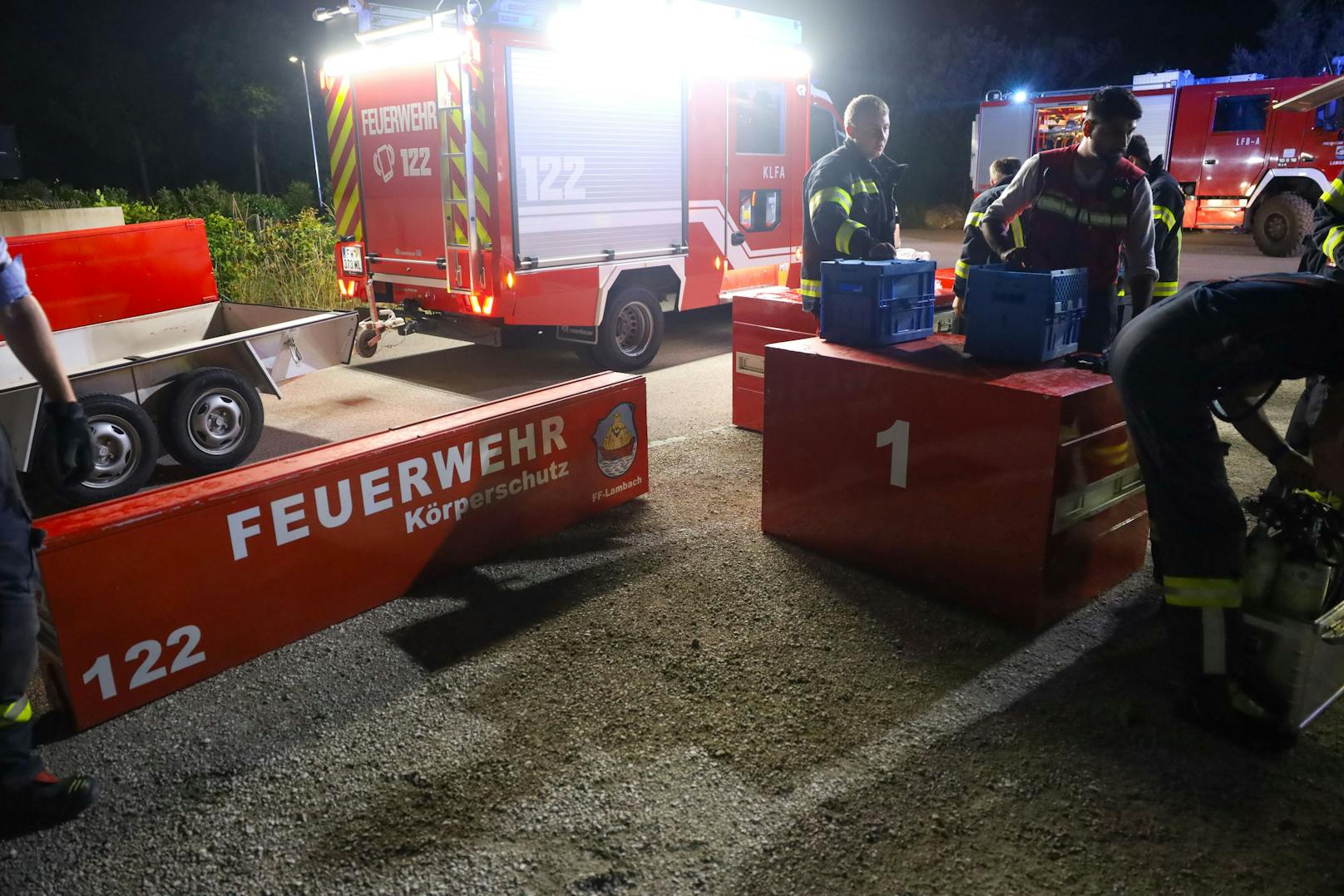 Vier Feuerwehren, ein Großaufgebot des Rettungsdienstes sowie die Polizei standen am späten Freitagabend nach einer Explosion in einem Freibad in Lambach (Bezirk Wels-Land) im Einsatz.