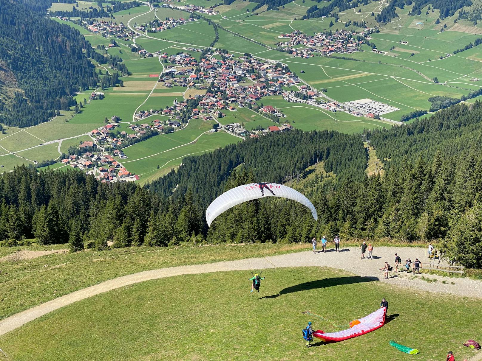 Am Freitag gegen 16:51 Uhr startete ein 76-jähriger Deutscher mit seinem Paragleitschirm am Startplatz Neunerköpfle im Gemeindegebiet von Tannheim.