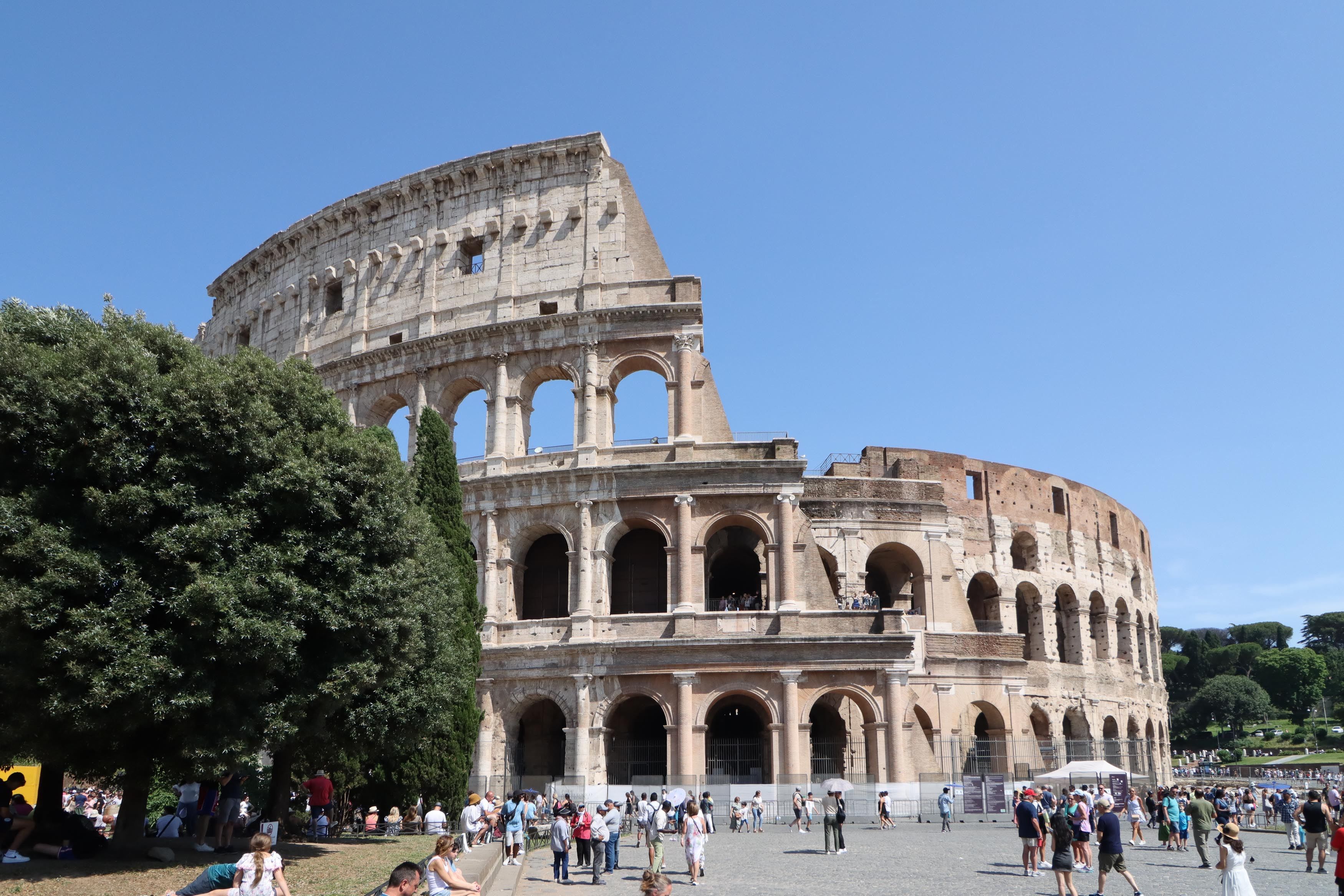Eine 17-jährige Schweizerin wird verdächtigt, die Initialen ihres Namens in einen Sockel des Kolosseums geritzt zu haben. Ihr droht nun eine hohe Strafe.