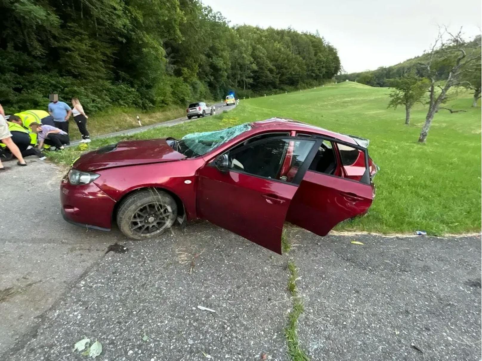 Vier Mitfahrende wurden von der Ambulanz zur Kontrolle ins Spital gebracht. Der Fahrer selber blieb unverletzt.