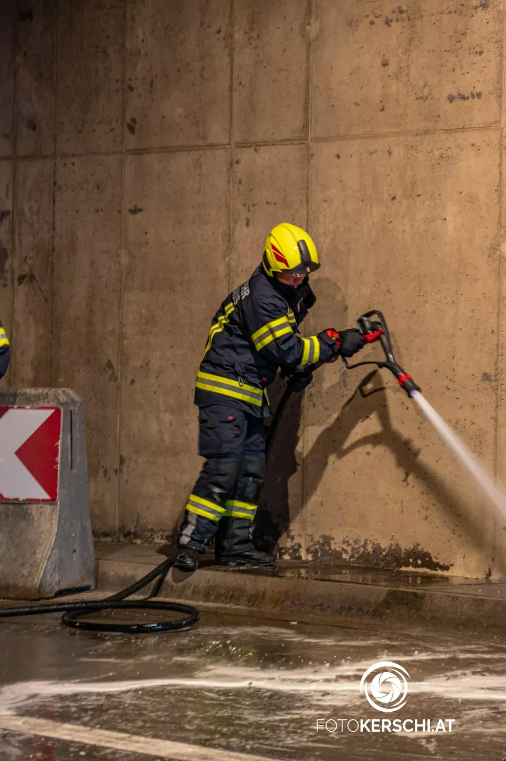 Ein BMW aus Deutschland, besetzt mit 2 Erwachsenen und einem Kleinkind, fing während der Fahrt im Tunnel Steinhaus auf der A8 im Motorraum Feuer. Die A8 musste gesperrt werden.