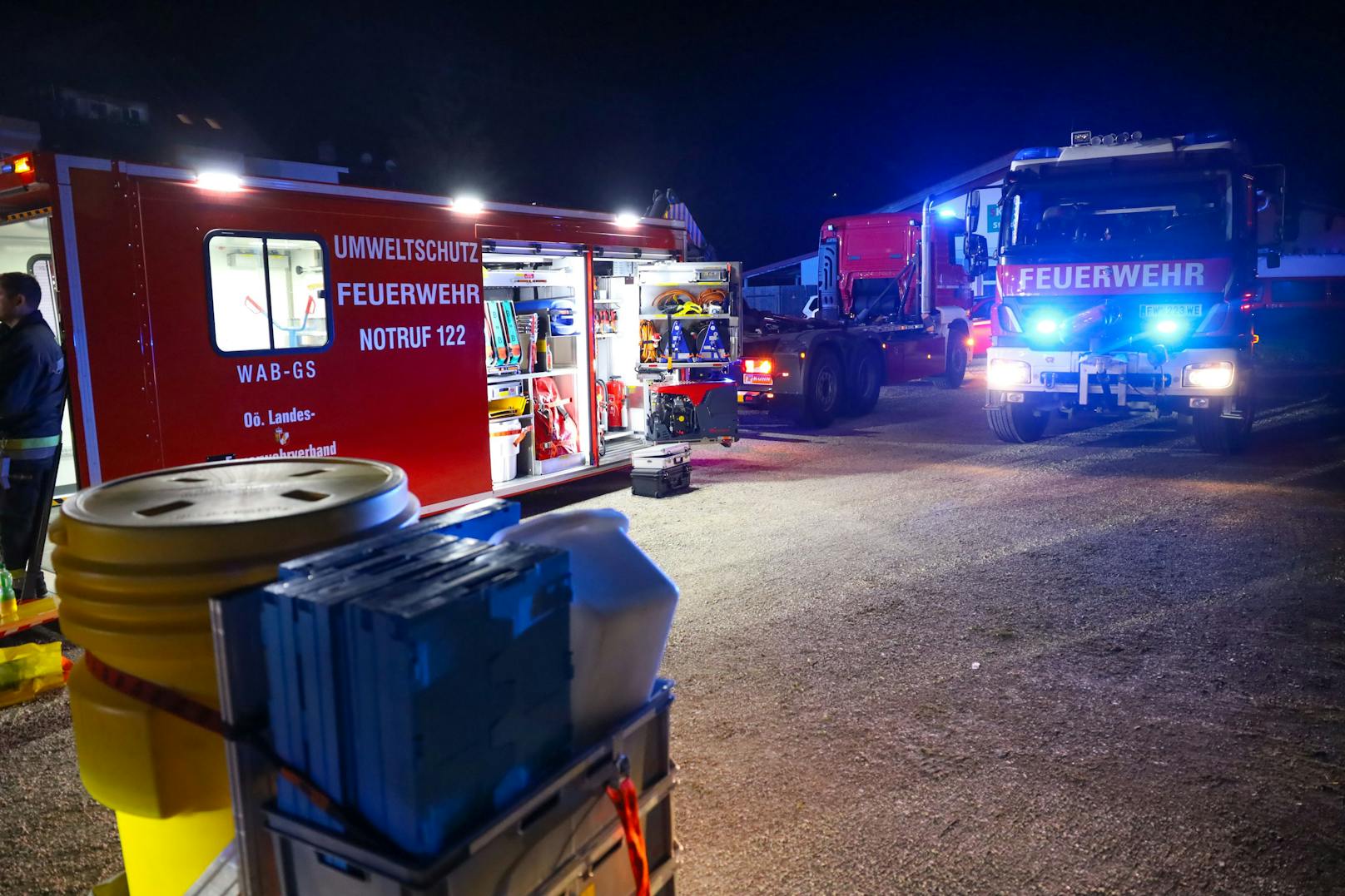 Vier Feuerwehren, ein Großaufgebot des Rettungsdienstes sowie die Polizei standen am späten Freitagabend nach einer Explosion in einem Freibad in Lambach (Bezirk Wels-Land) im Einsatz.