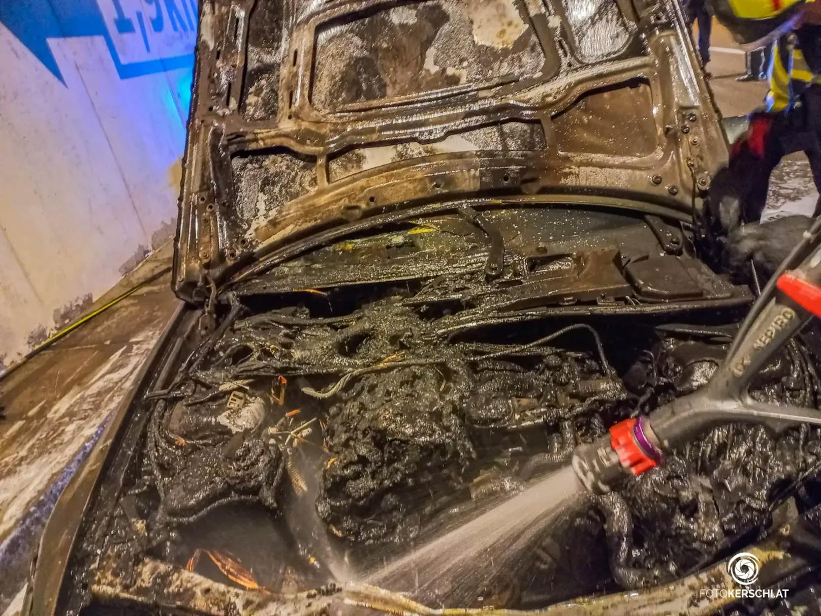 Ein BMW aus Deutschland, besetzt mit 2 Erwachsenen und einem Kleinkind, fing während der Fahrt im Tunnel Steinhaus auf der A8 im Motorraum Feuer. Die A8 musste gesperrt werden.