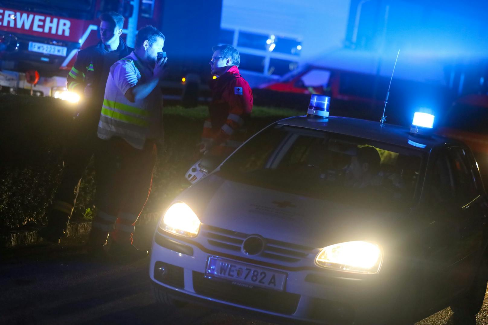 Vier Feuerwehren, ein Großaufgebot des Rettungsdienstes sowie die Polizei standen am späten Freitagabend nach einer Explosion in einem Freibad in Lambach (Bezirk Wels-Land) im Einsatz.