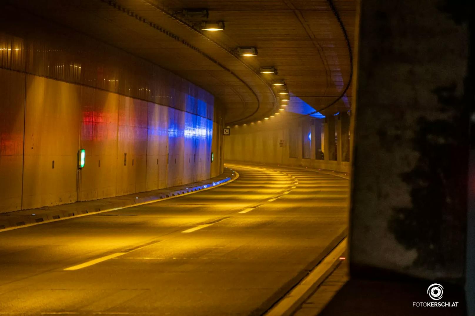 Ein BMW aus Deutschland, besetzt mit 2 Erwachsenen und einem Kleinkind, fing während der Fahrt im Tunnel Steinhaus auf der A8 im Motorraum Feuer. Die A8 musste gesperrt werden.