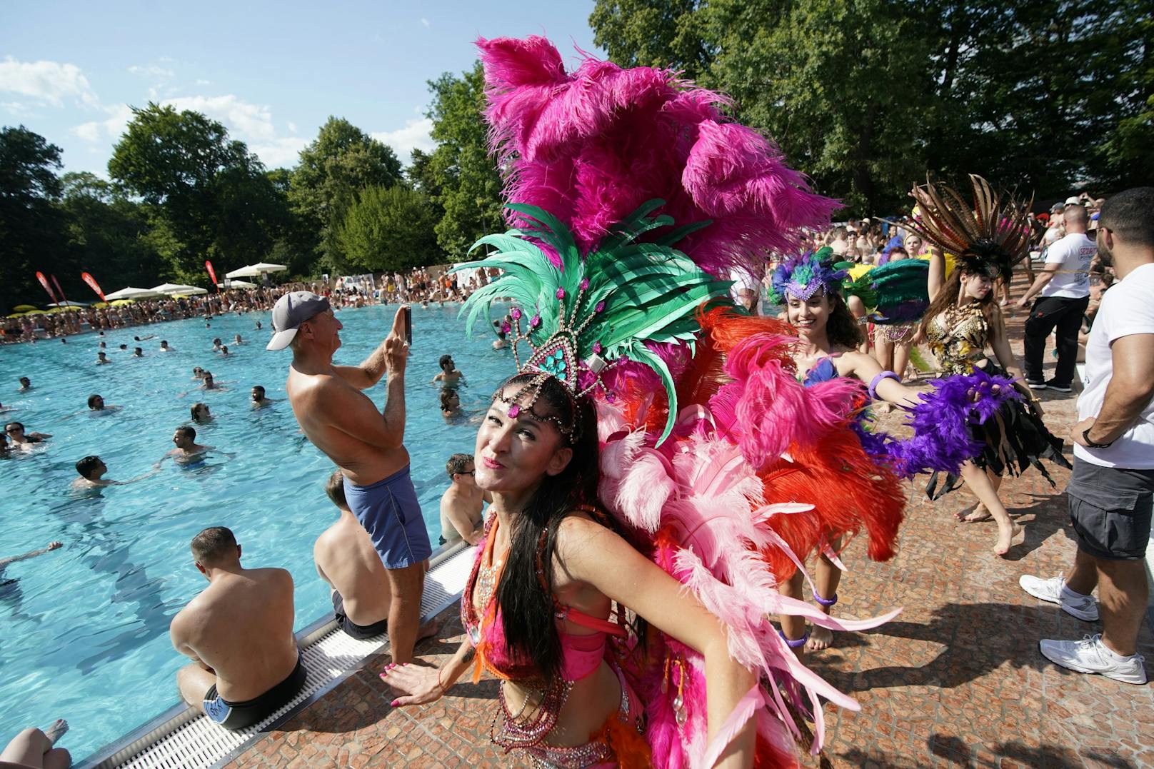Bei sommerlichen Temperaturen brachten die Samba-Tänzerinnen noch karibischen Flair nach Wien-Hietzing.