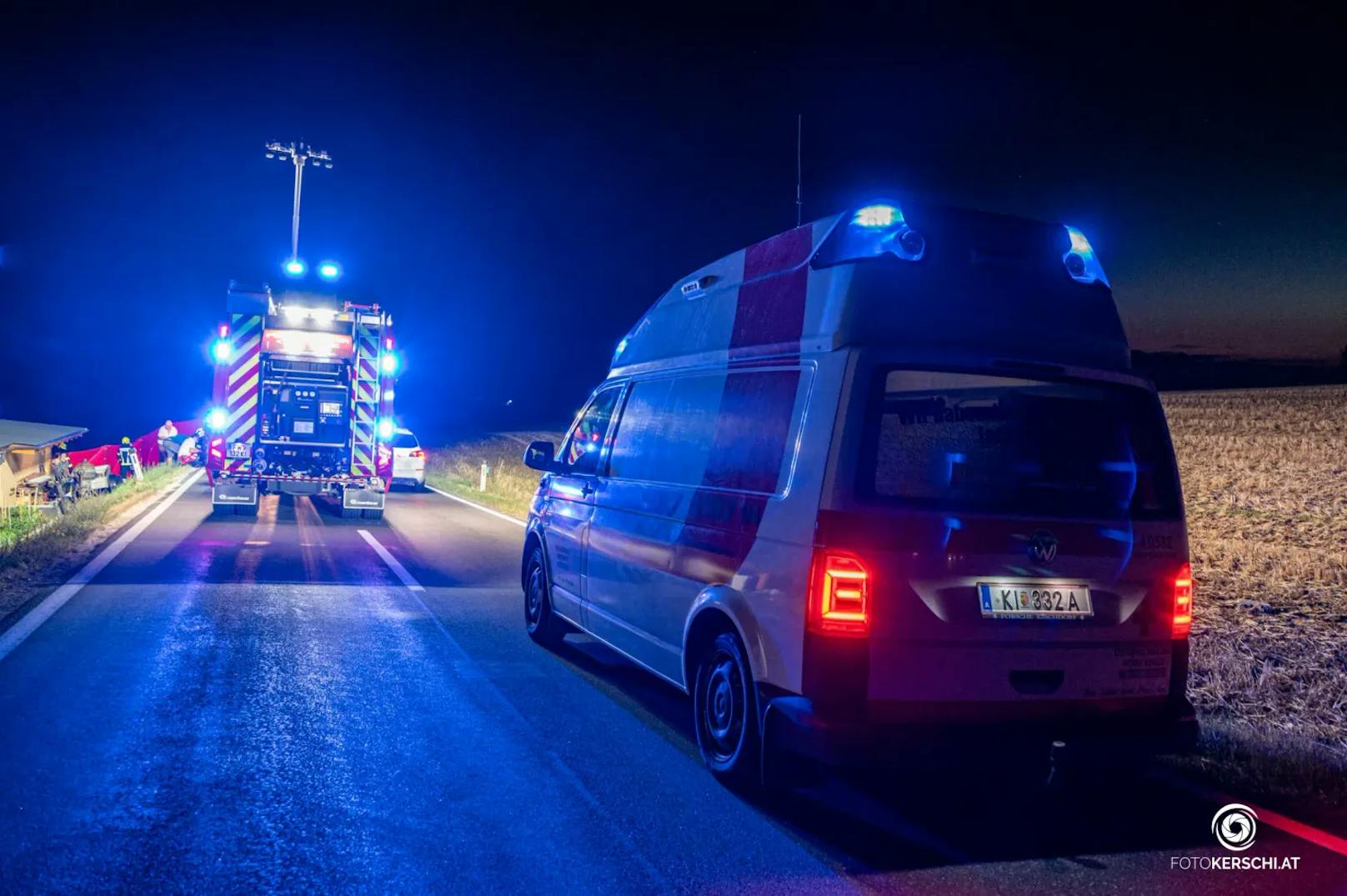 Im Bezirk Kirchdorf ist es am Wochenende zu einem schweren Verkehrsunfall gekommen. Ein Autofahrer kollidierte mit einem Moped, auf dem zwei Personen saßen. Nach dem Zusammenstoß machte sich der Lenker aus dem Staub. Die beiden Personen auf dem Moped wurden verletzt.