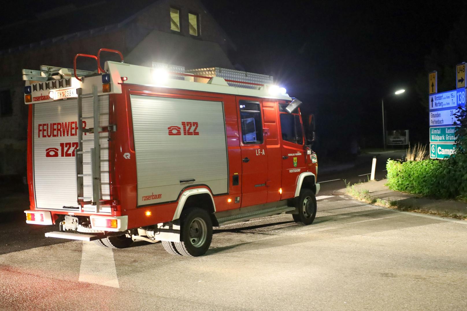 Ein schwerer Verkehrsunfall mit einem beteiligten Moped hat sich am späten Samstagabend in Ried im Traunkreis (Bezirk Kirchdorf an der Krems) ereignet. Dabei wurden zwei Personen verletzt.