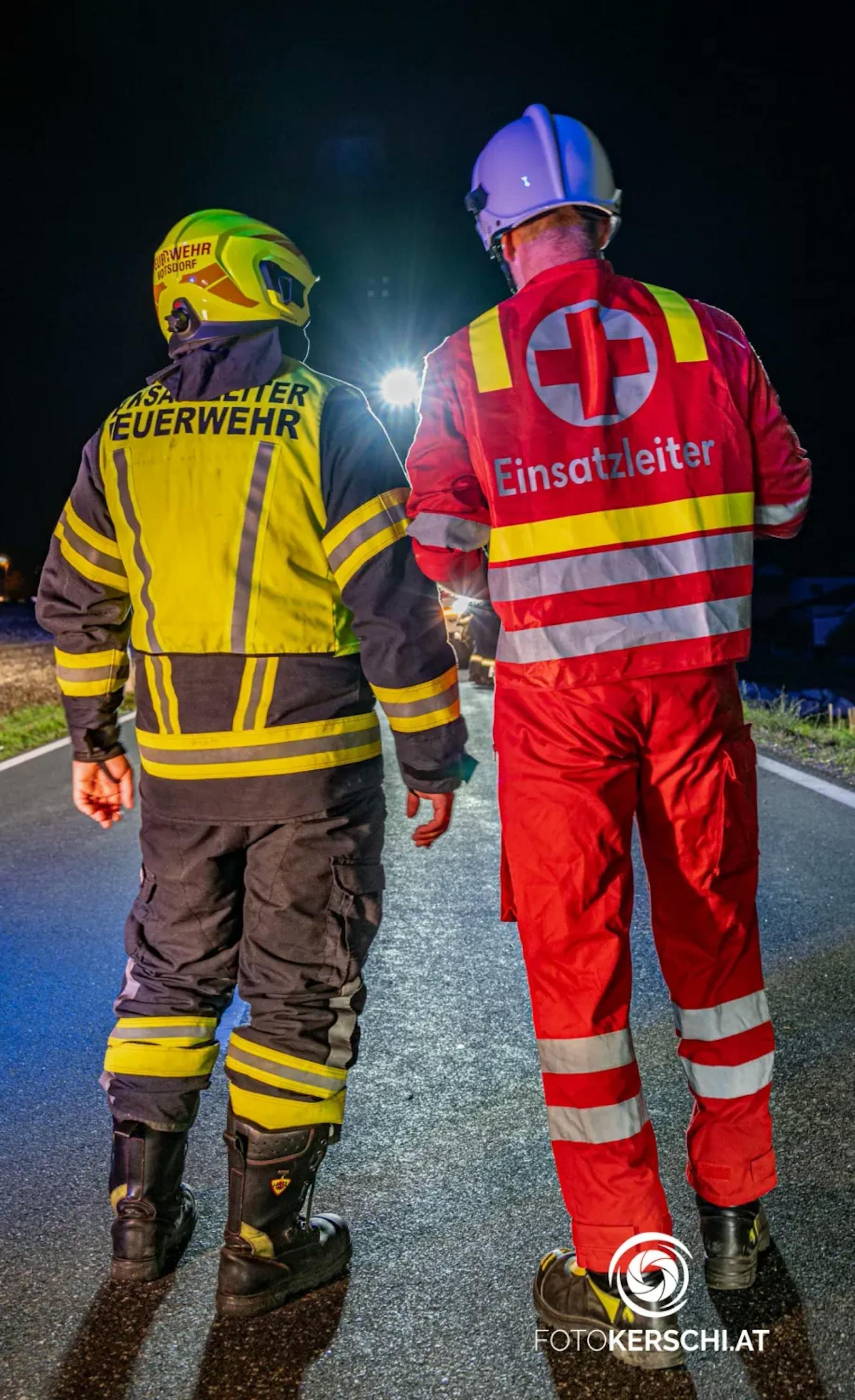 Im Bezirk Kirchdorf ist es am Wochenende zu einem schweren Verkehrsunfall gekommen. Ein Autofahrer kollidierte mit einem Moped, auf dem zwei Personen saßen. Nach dem Zusammenstoß machte sich der Lenker aus dem Staub. Die beiden Personen auf dem Moped wurden verletzt.