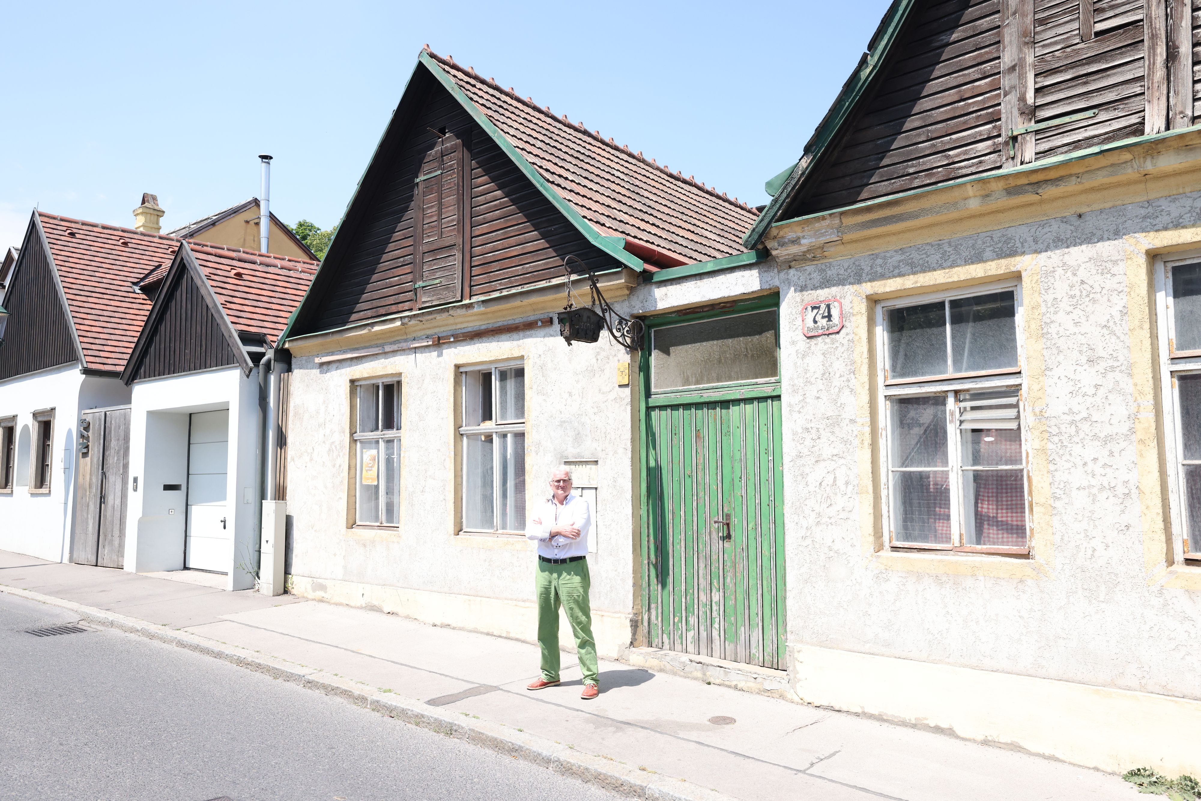 Das alte Buschenschank-Schild kommt Michael Eischer teuer zu stehen.  