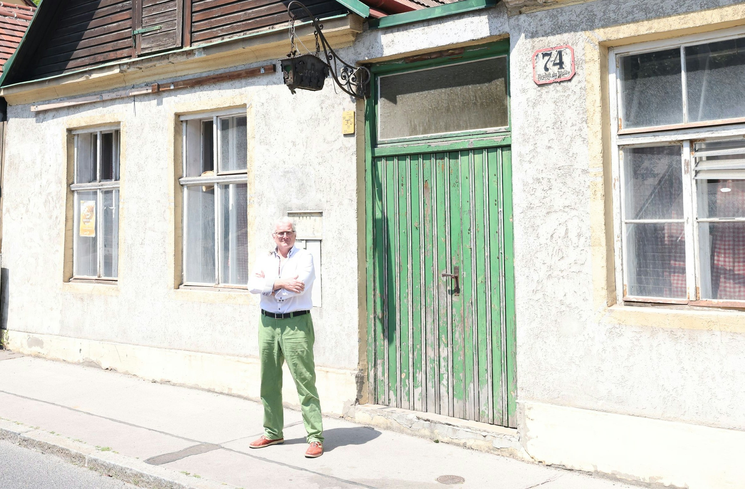 Das alte Buschenschank-Schild kommt Michael Eischer teuer zu stehen.  