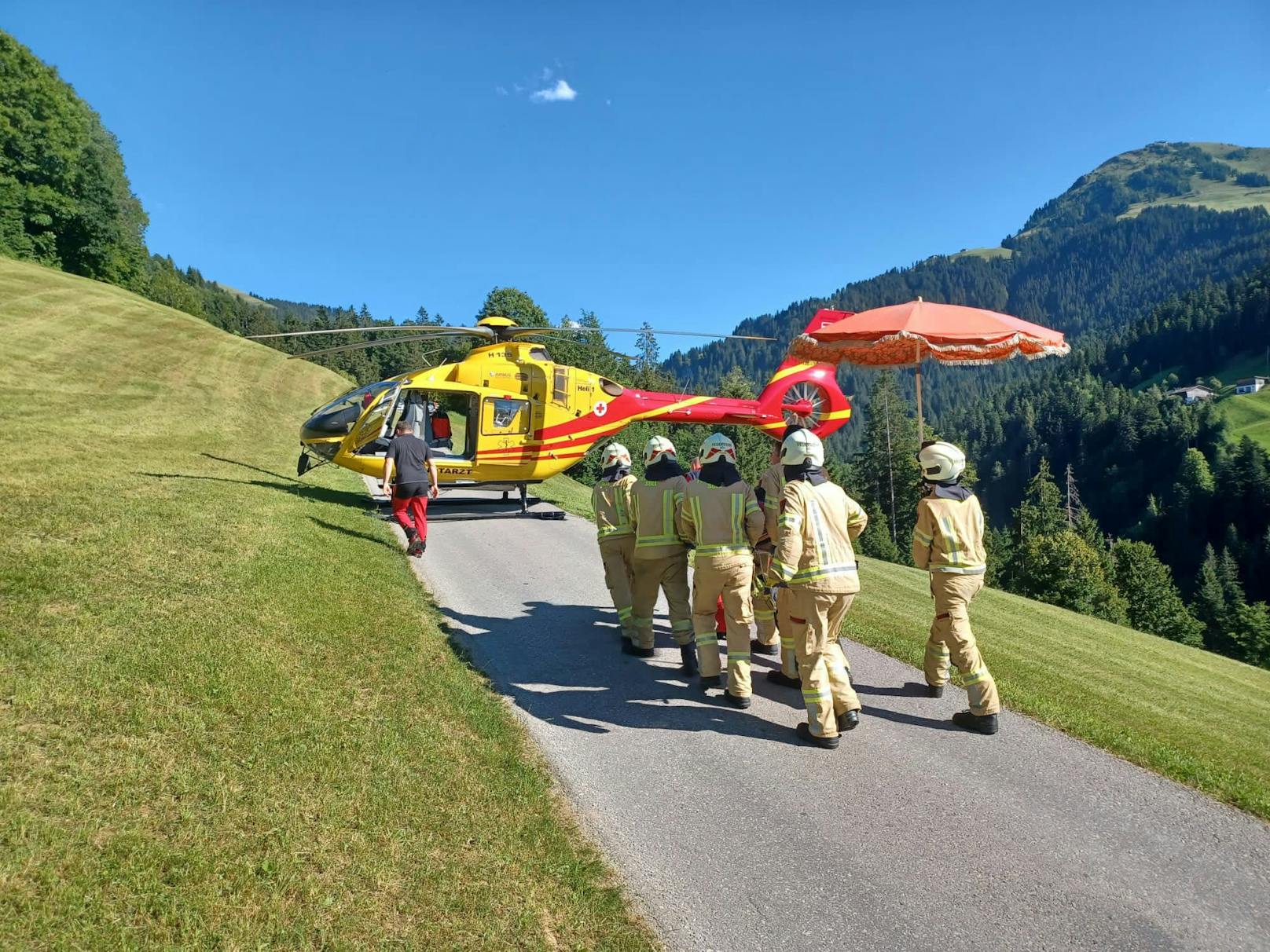 Dabei bemerkte er, dass sein Pkw aufgrund der nicht eingelegten Parkbremse zurückrollte.