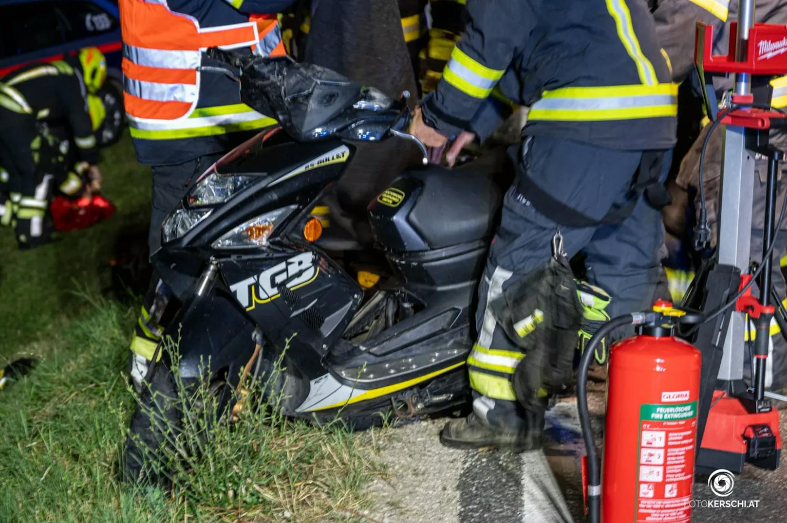 Im Bezirk Kirchdorf ist es am Wochenende zu einem schweren Verkehrsunfall gekommen. Ein Autofahrer kollidierte mit einem Moped, auf dem zwei Personen saßen. Nach dem Zusammenstoß machte sich der Lenker aus dem Staub. Die beiden Personen auf dem Moped wurden verletzt.