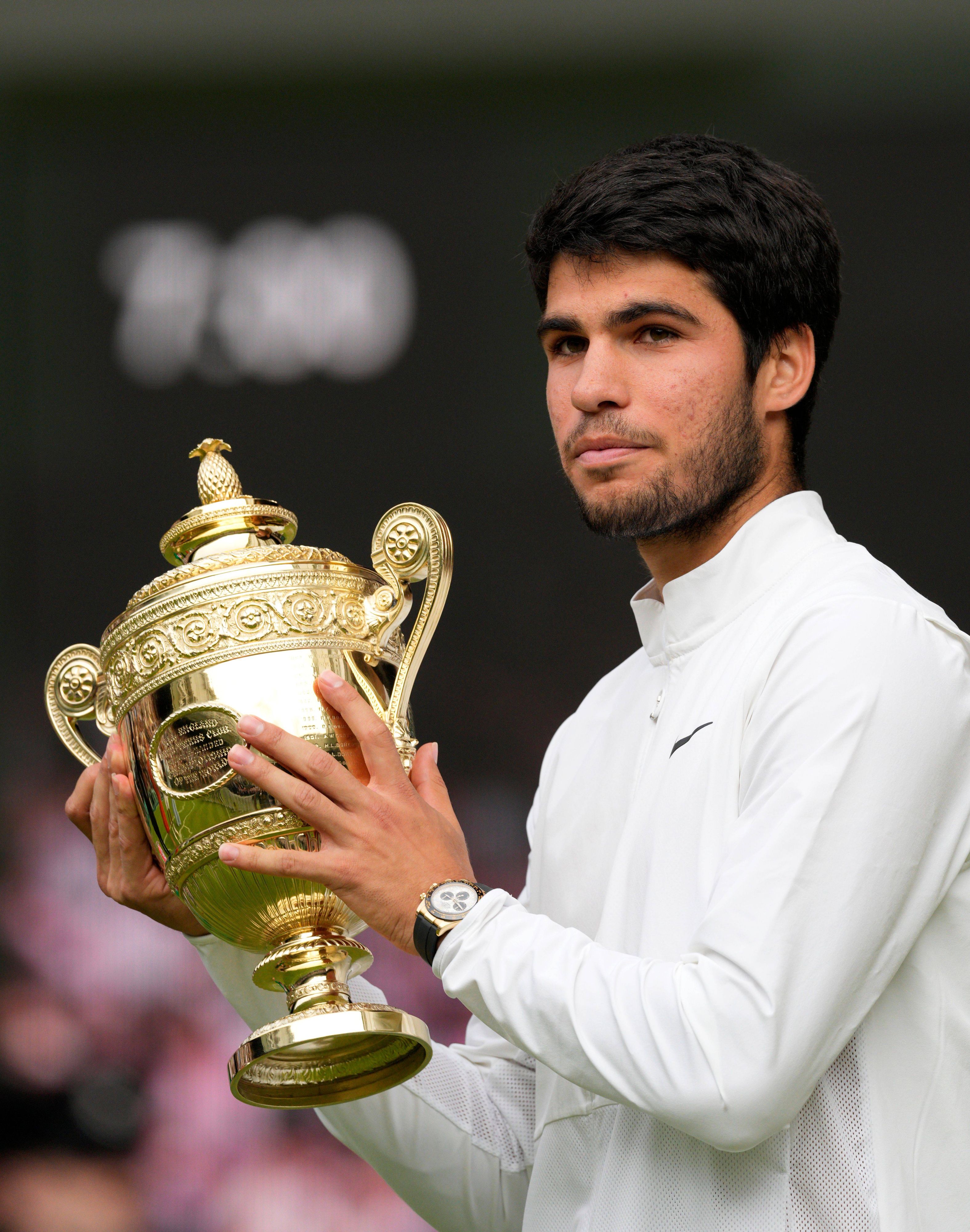 Carlos Alcaraz mit der "Gentlemen's Singles Trophy"