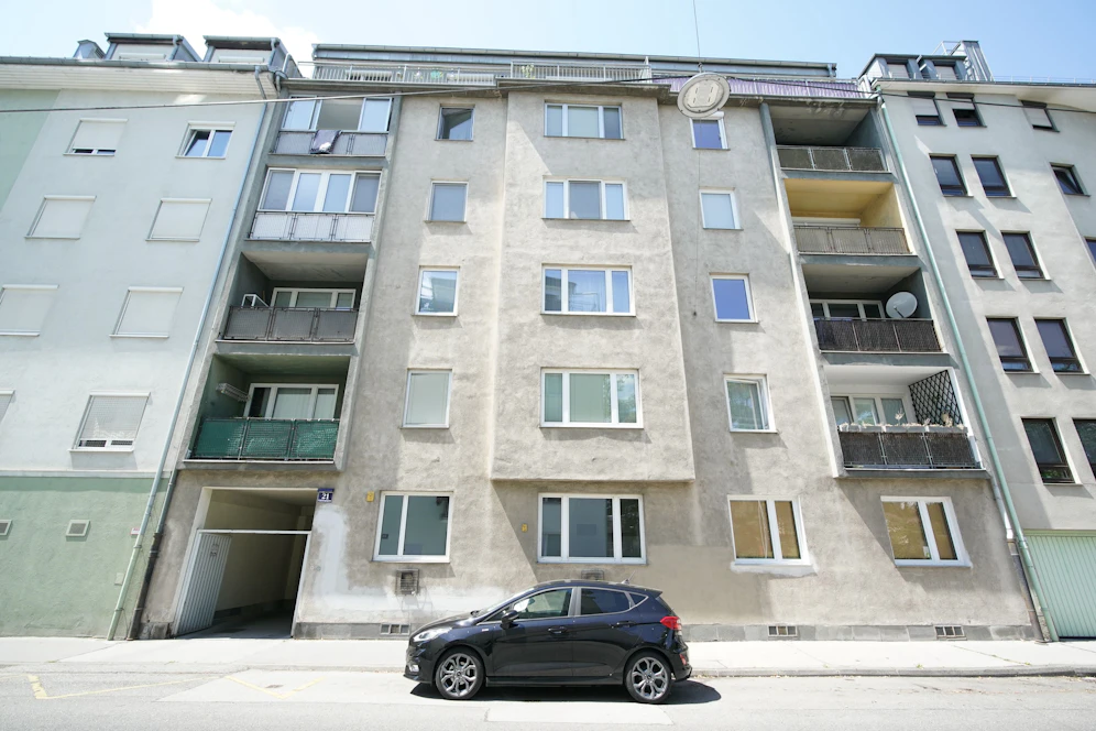 Die junge Frau stürzte in der Pichelwangergasse 21 in Wien-Floridsdorf von einem Balkon im 4. Stock.