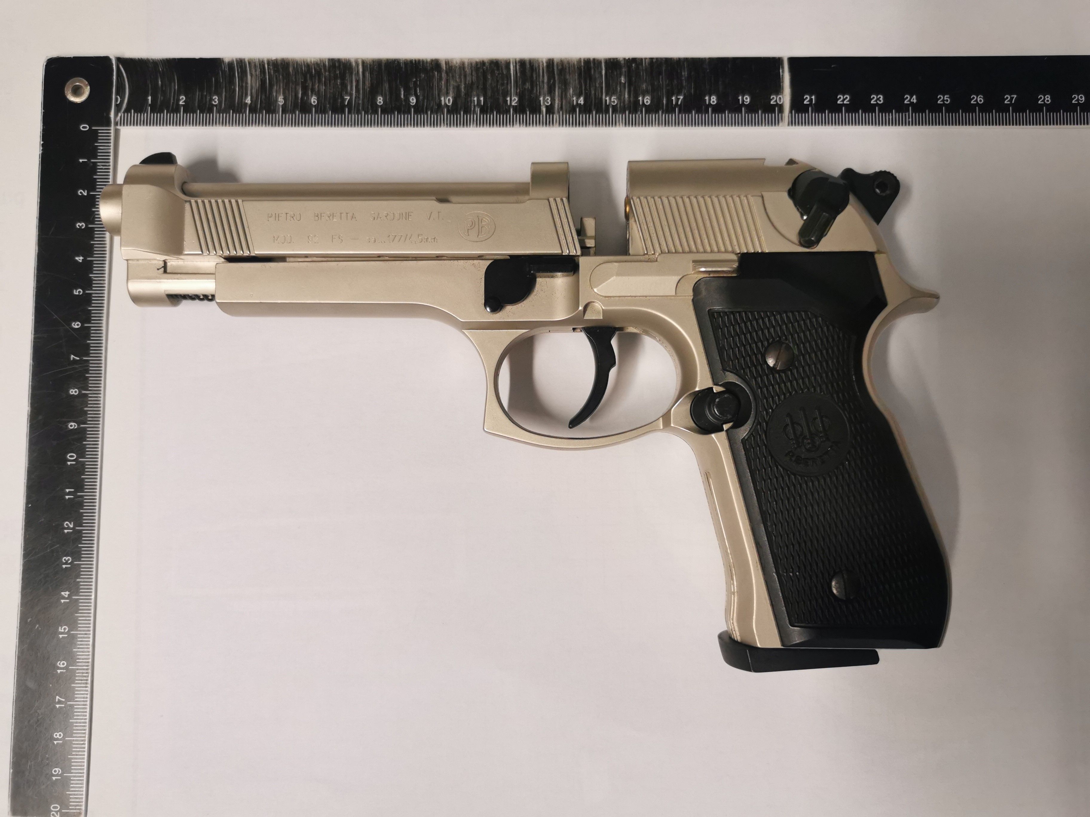 Die Waffe wurde von der Polizei sichergestellt.