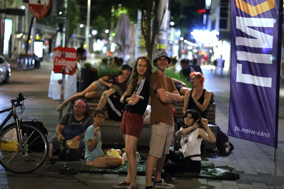 Aktivisten der Links-Partei demonstrierten mit einem Schlafprotest 