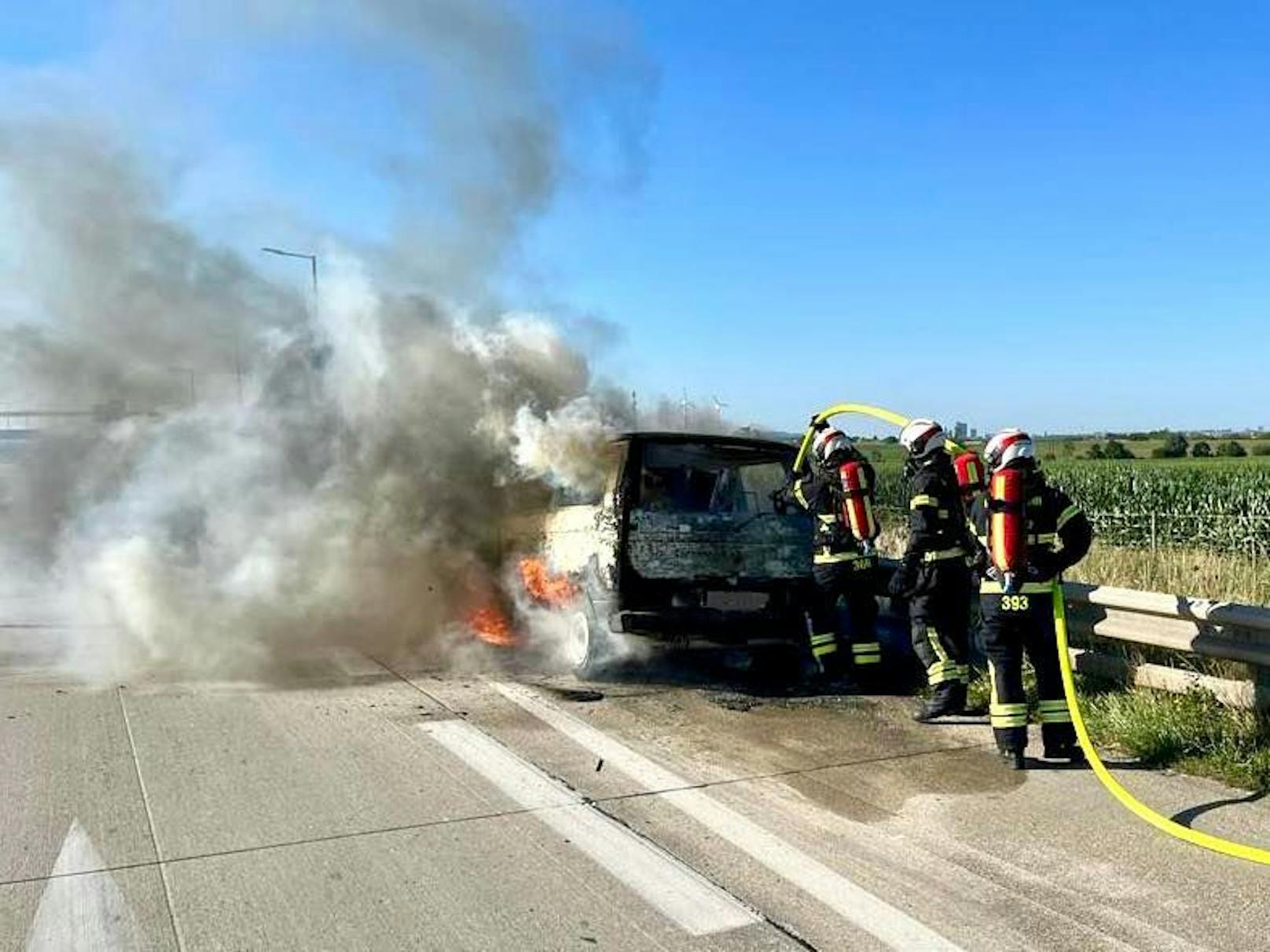 Der VW Bus ging auf der Südautobahn in Flammen auf.