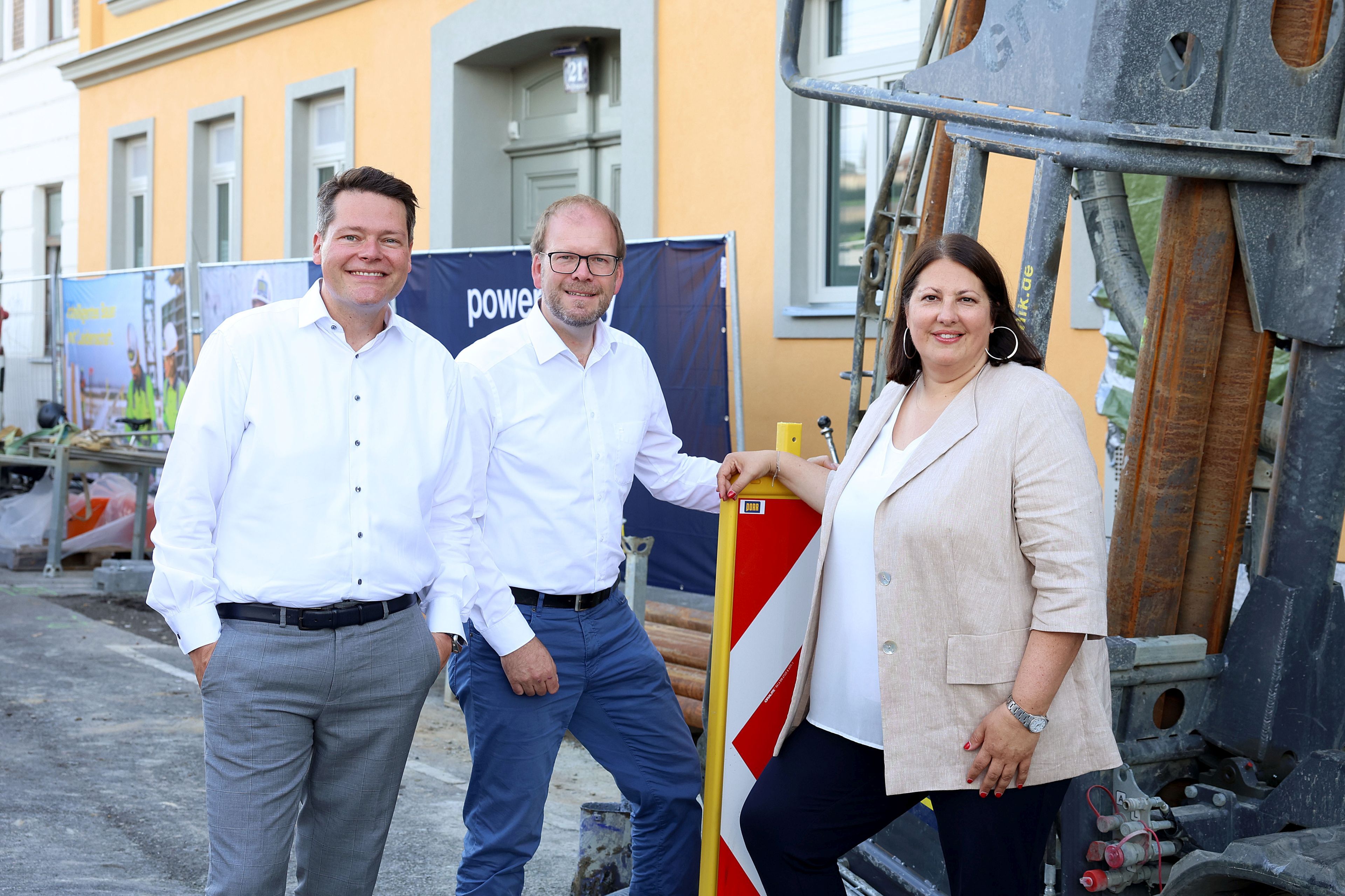 Klimastadtrat Jürgen Czernohorszky, Fünfhaus-Bezirsvorsteher Dietmar Baurecht und Wohnbaustadträtin Kathrin Gaál (alle SPÖ, v.l.) besuchten die Bohrungen für die Erdwärme-Sonden im neu sanierten Gründerzeithaus. 
