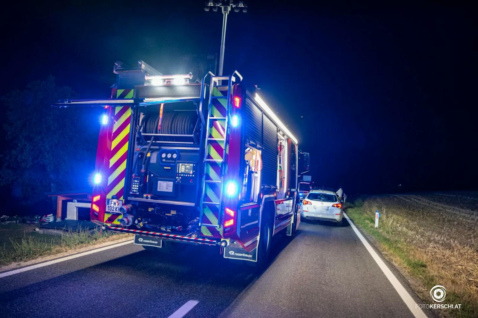 Im Bezirk Kirchdorf ist es am Wochenende zu einem schweren Verkehrsunfall gekommen. Ein Autofahrer kollidierte mit einem Moped, auf dem zwei Personen saßen. Nach dem Zusammenstoß machte sich der Lenker aus dem Staub. Die beiden Personen auf dem Moped wurden verletzt.