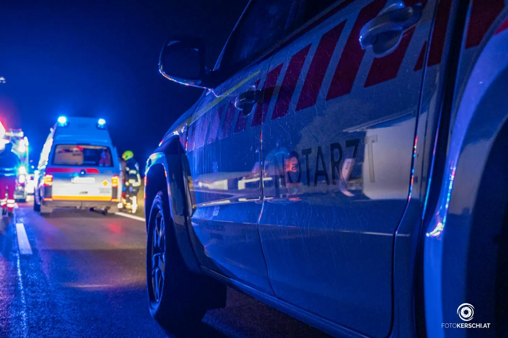 Im Bezirk Kirchdorf ist es am Wochenende zu einem schweren Verkehrsunfall gekommen. Ein Autofahrer kollidierte mit einem Moped, auf dem zwei Personen saßen. Nach dem Zusammenstoß machte sich der Lenker aus dem Staub. Die beiden Personen auf dem Moped wurden verletzt.