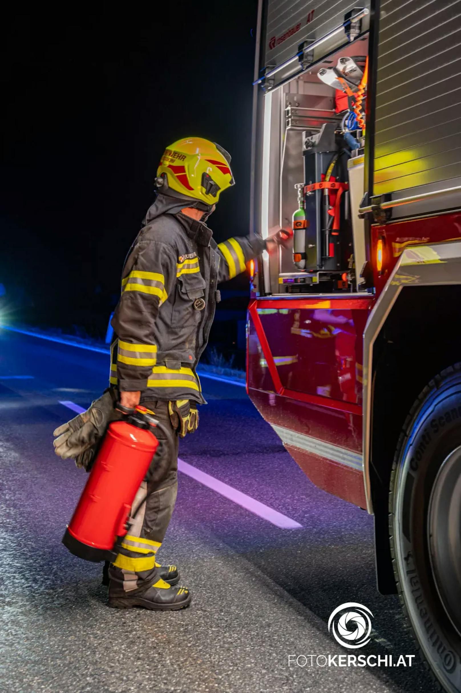 Im Bezirk Kirchdorf ist es am Wochenende zu einem schweren Verkehrsunfall gekommen. Ein Autofahrer kollidierte mit einem Moped, auf dem zwei Personen saßen. Nach dem Zusammenstoß machte sich der Lenker aus dem Staub. Die beiden Personen auf dem Moped wurden verletzt.