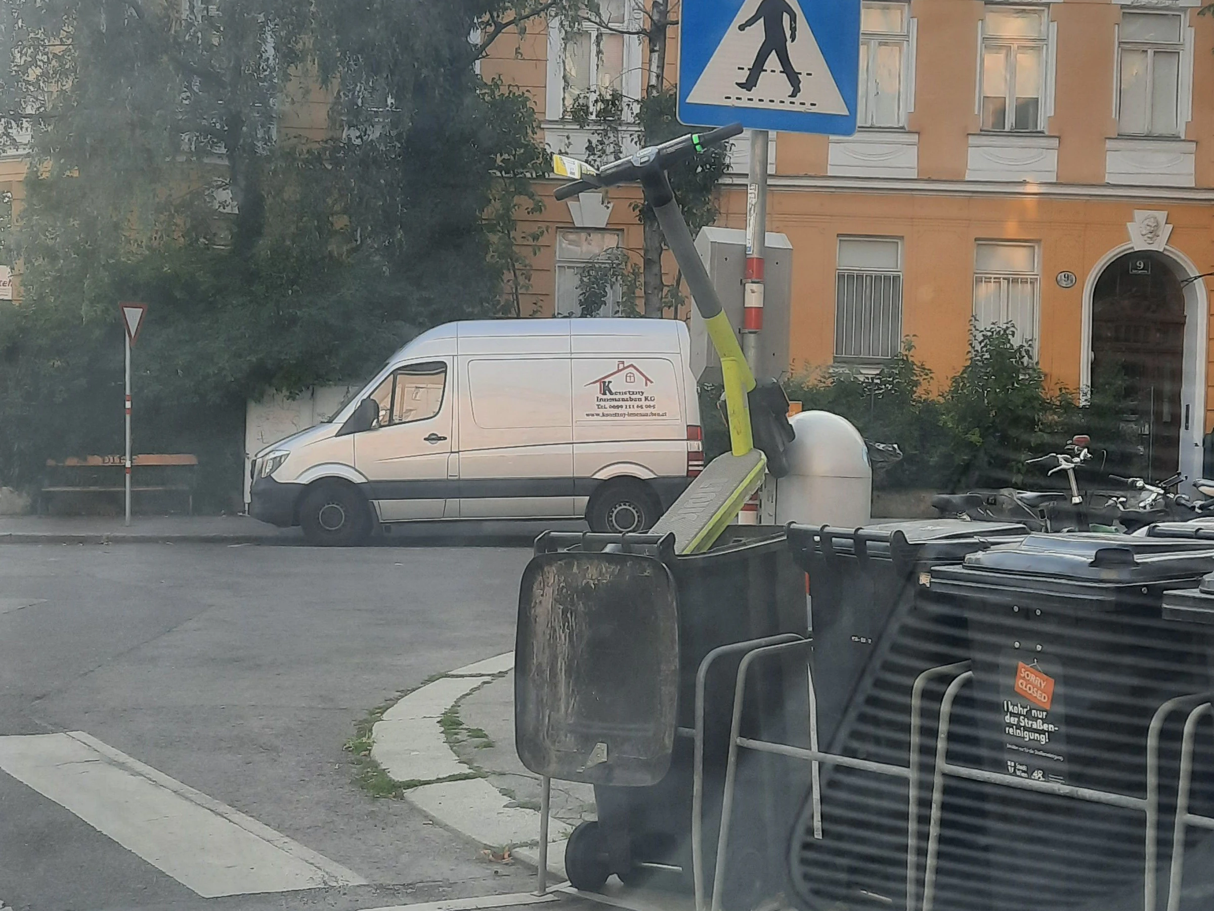 Mist! So sollte man seinen ausgeborgten E-Scooter nicht "parken"…