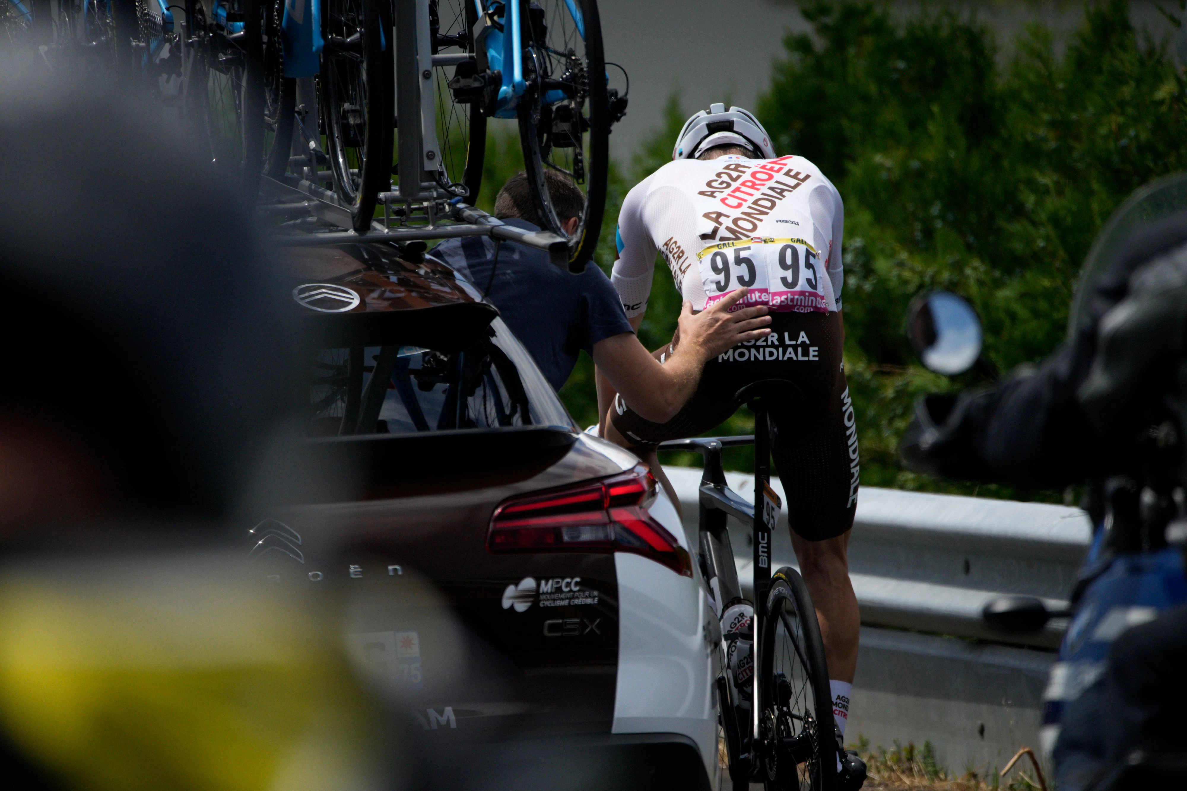 Download von www.picturedesk.com am 16.07.2023 (18:18).  Austria's Felix Gall changes bicycles during the fifteenth stage of the Tour de France cycling race over 179 kilometers (111 miles) with start in Les Gets Les Portes du Soleil and finish in Saint-Gervais Mont-Blanc, France, Sunday, July 16, 2023. (AP Photo/Daniel Cole) - 20230716_PD3421 - Rechteinfo: Rights Managed (RM)