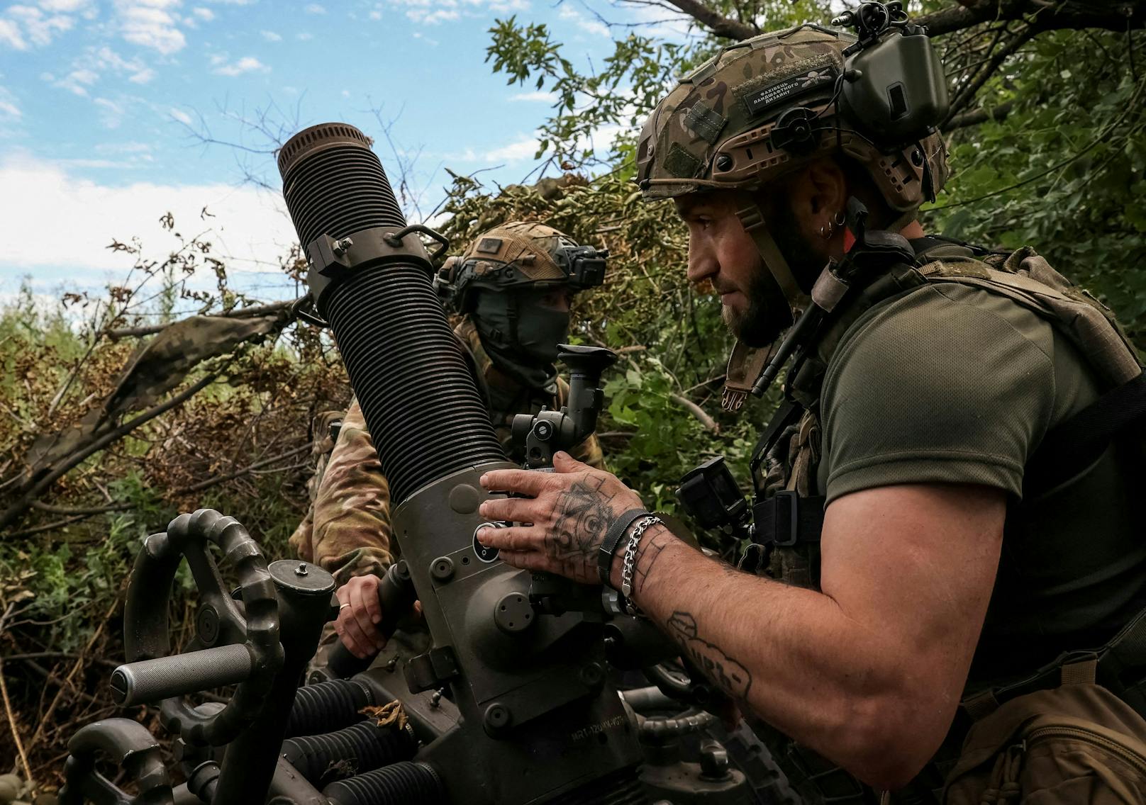 Ukrainische Militärangehörige feuern einen Mörser auf eine Frontlinie in der Nähe der Stadt Bachmut.