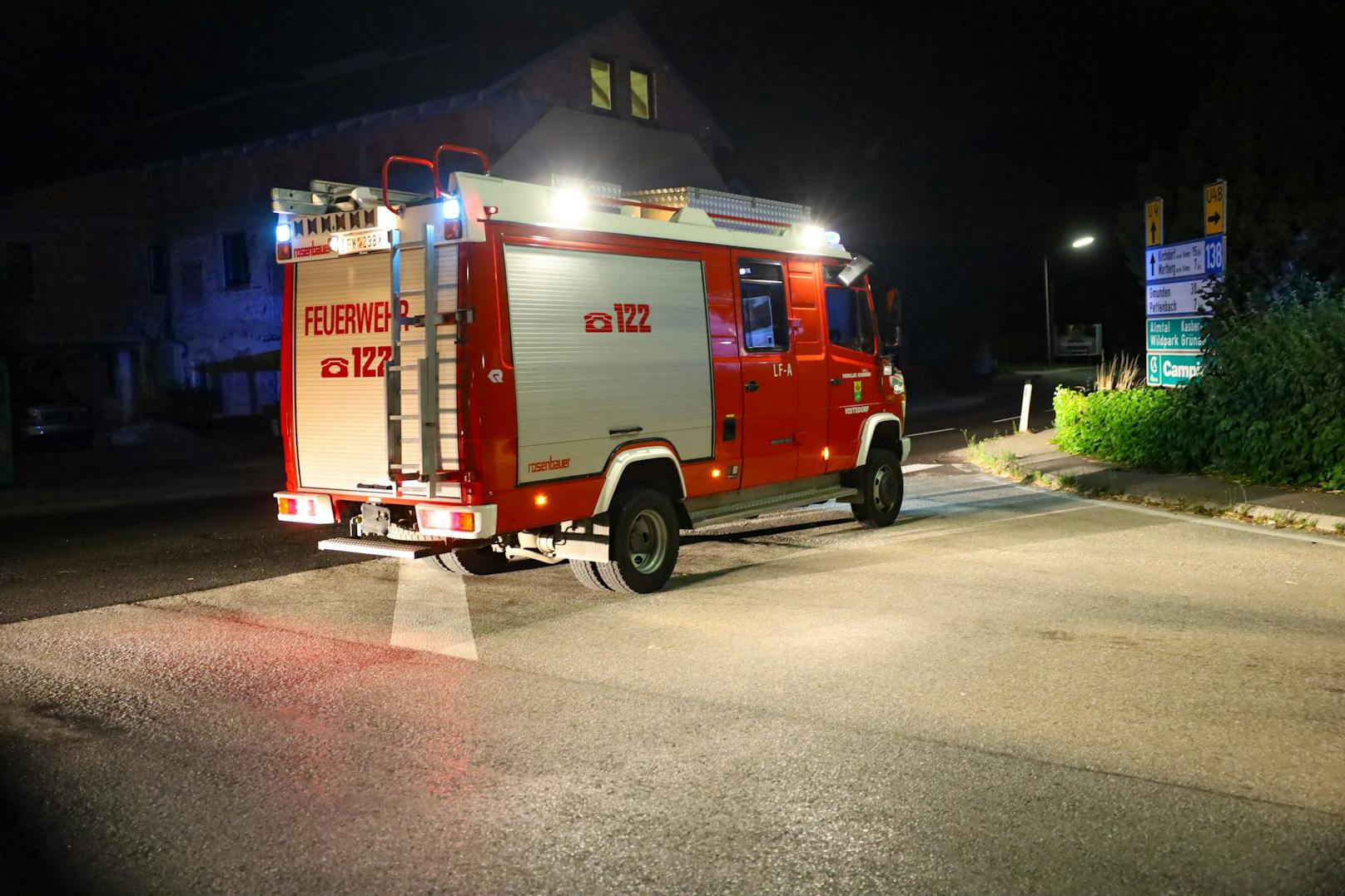 Ein schwerer Verkehrsunfall mit einem beteiligten Moped hat sich am späten Samstagabend in Ried im Traunkreis (Bezirk Kirchdorf an der Krems) ereignet. Dabei wurden zwei Personen verletzt.