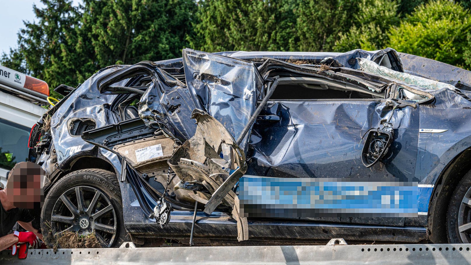 Alle mussten also mitansehen, wie der Bursch auf eine Böschung zufuhr, wo sein Auto nach oben katapultiert wurde.