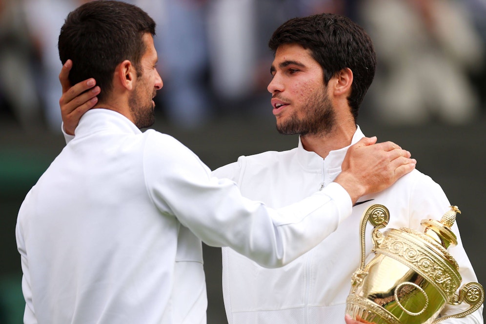 Novak Djokovic gratuliert Carlos Alcaraz zum Wimbledon-Titel.