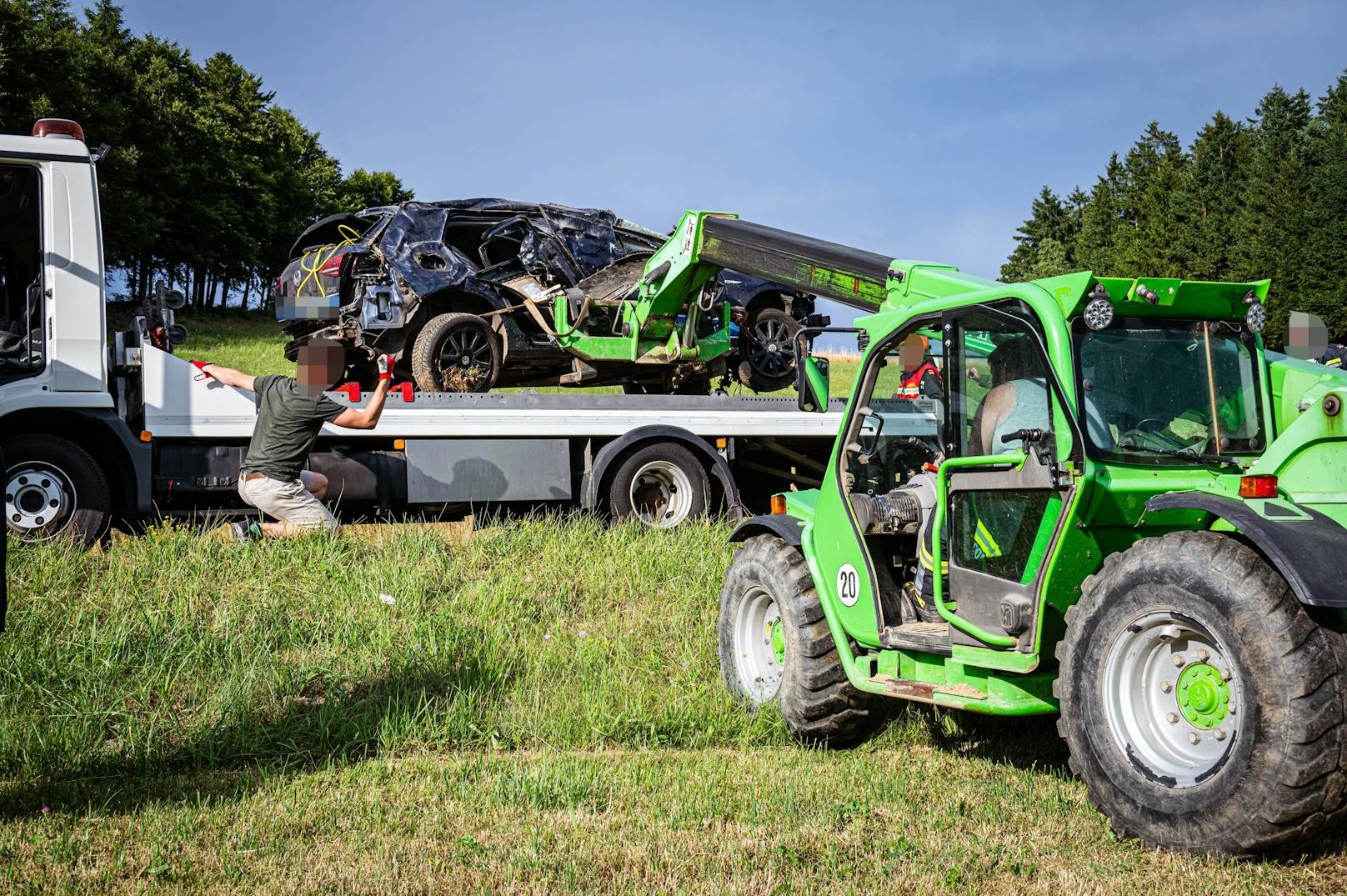 Beim Überholen kam er plötzlich in einer Rechtskurve von der Fahrbahn ab. Tragisches Detail: Im Wagen, den der junge Mann überholte, saßen seine Freundin und ihre Eltern.