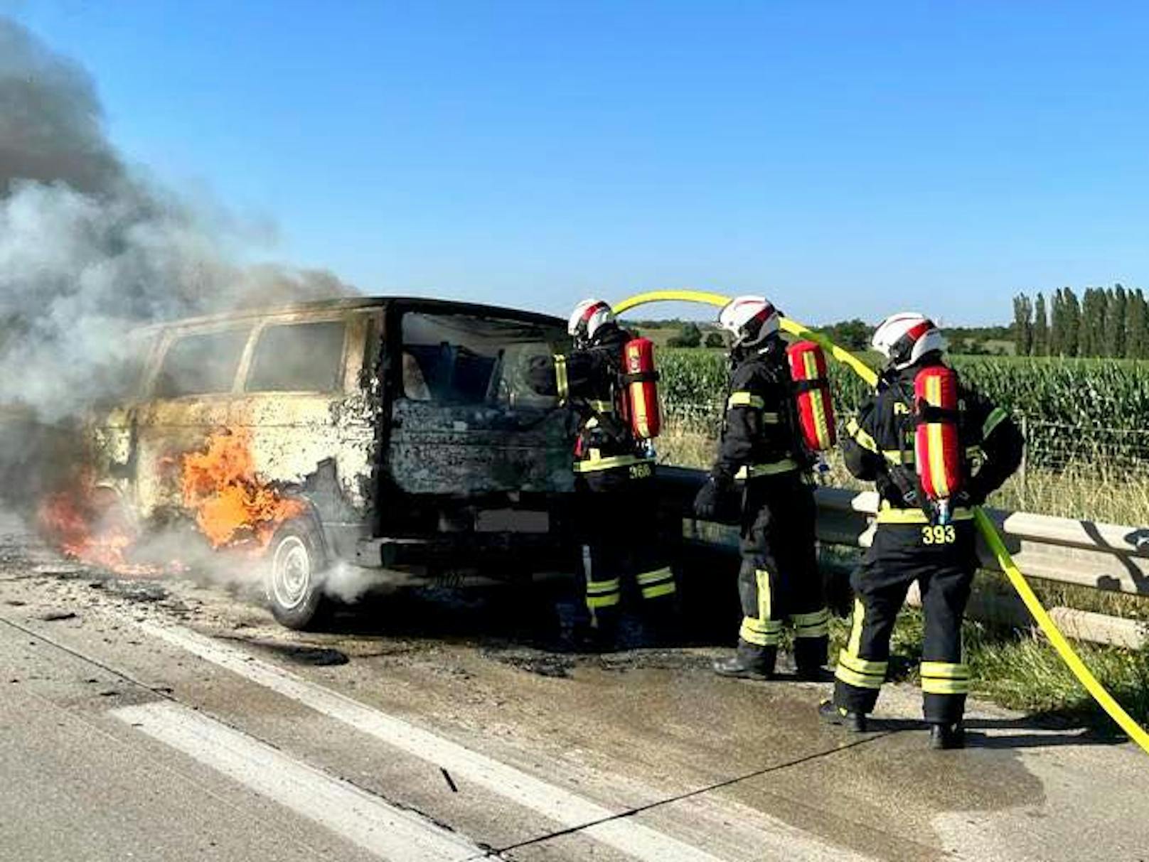 ... er vollständig in Flammen aufging.