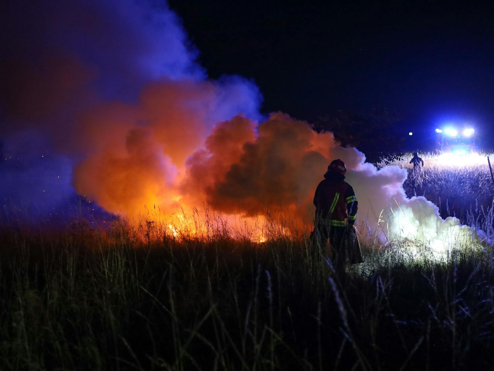 Die Feuerwehr sowie das Löschfahrzeug des Flugplatzes Wels waren am späten Samstagabend bei einem Flurbrand in Wels-Neustadt im Einsatz.