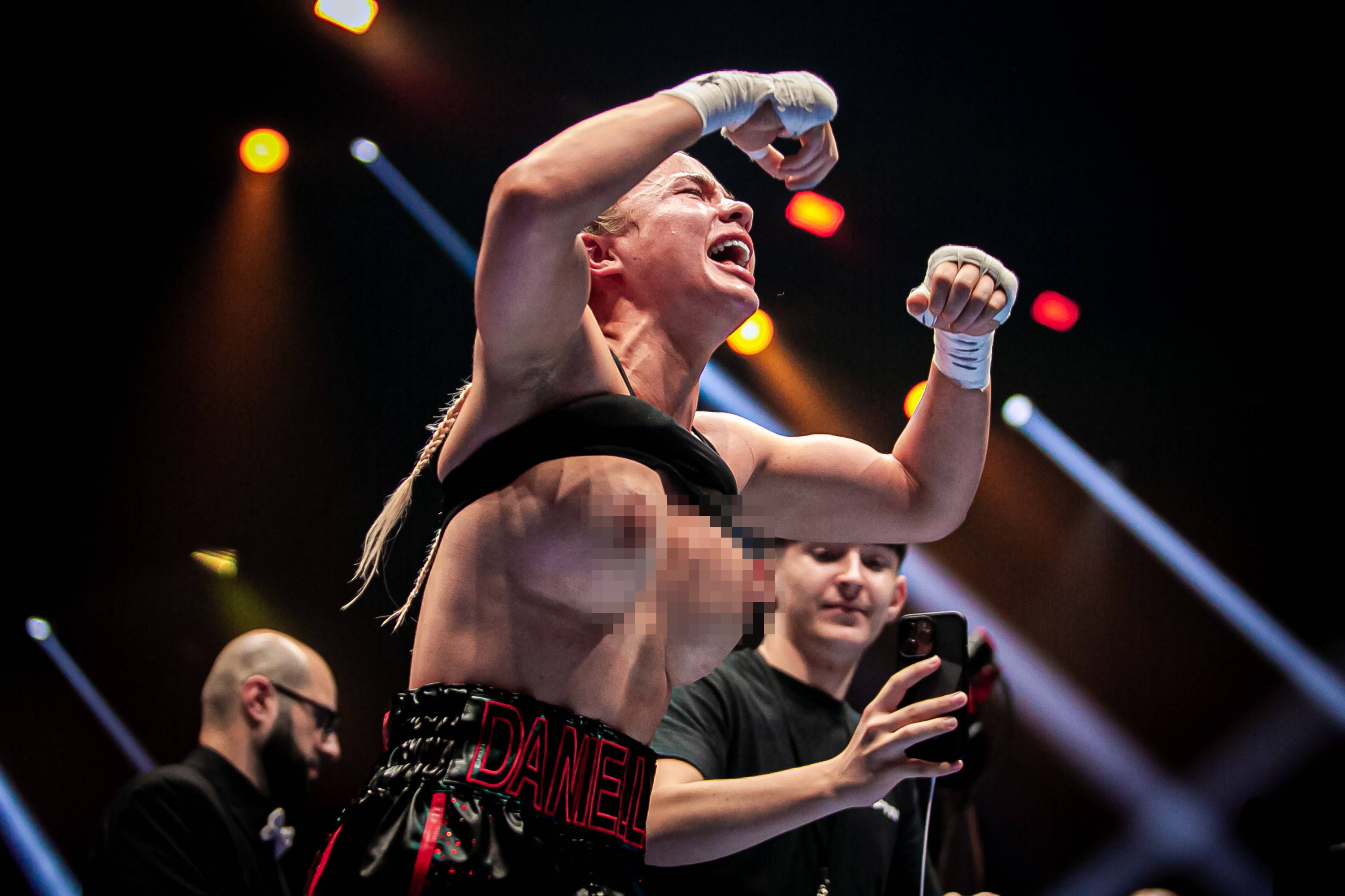 Daniella Hemsley zog nach ihrem Sieg blank.