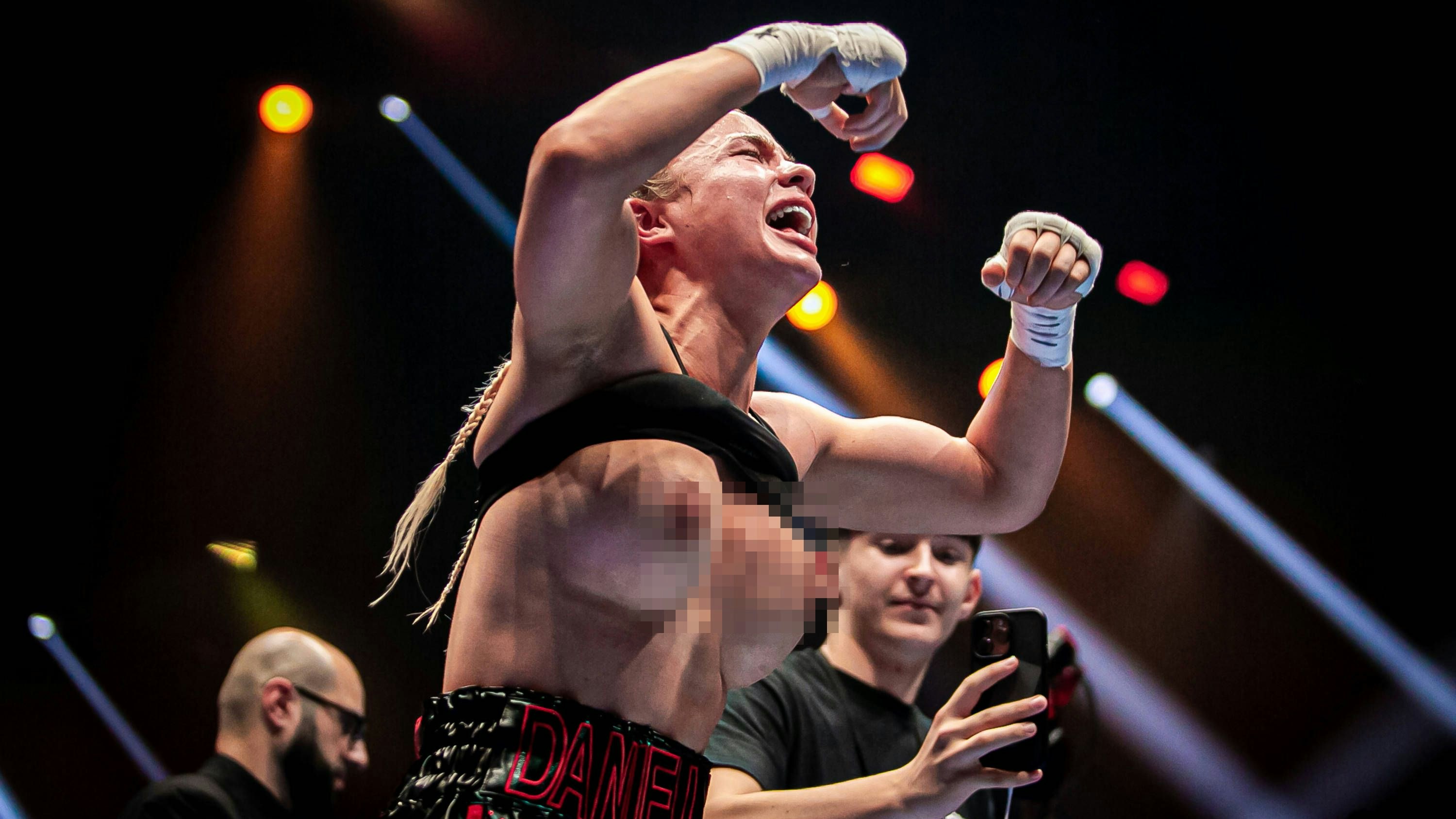 Daniella Hemsley zog nach ihrem Sieg blank.