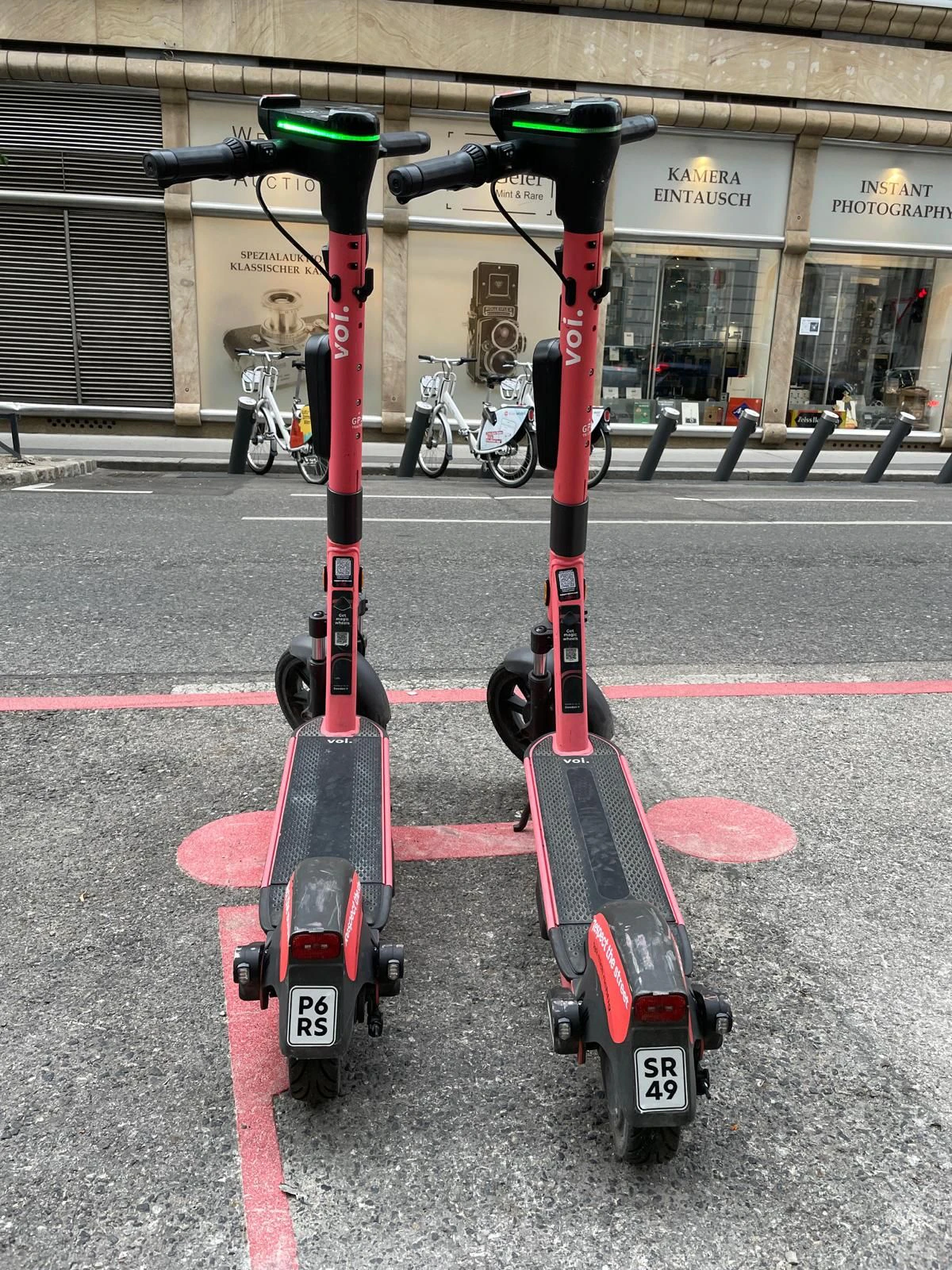 Vorbildlich! Diese E-Scooter haben bereits Nummerntaferl montiert und wurden auch auf einem Scooter-Parkplatz abgestellt.