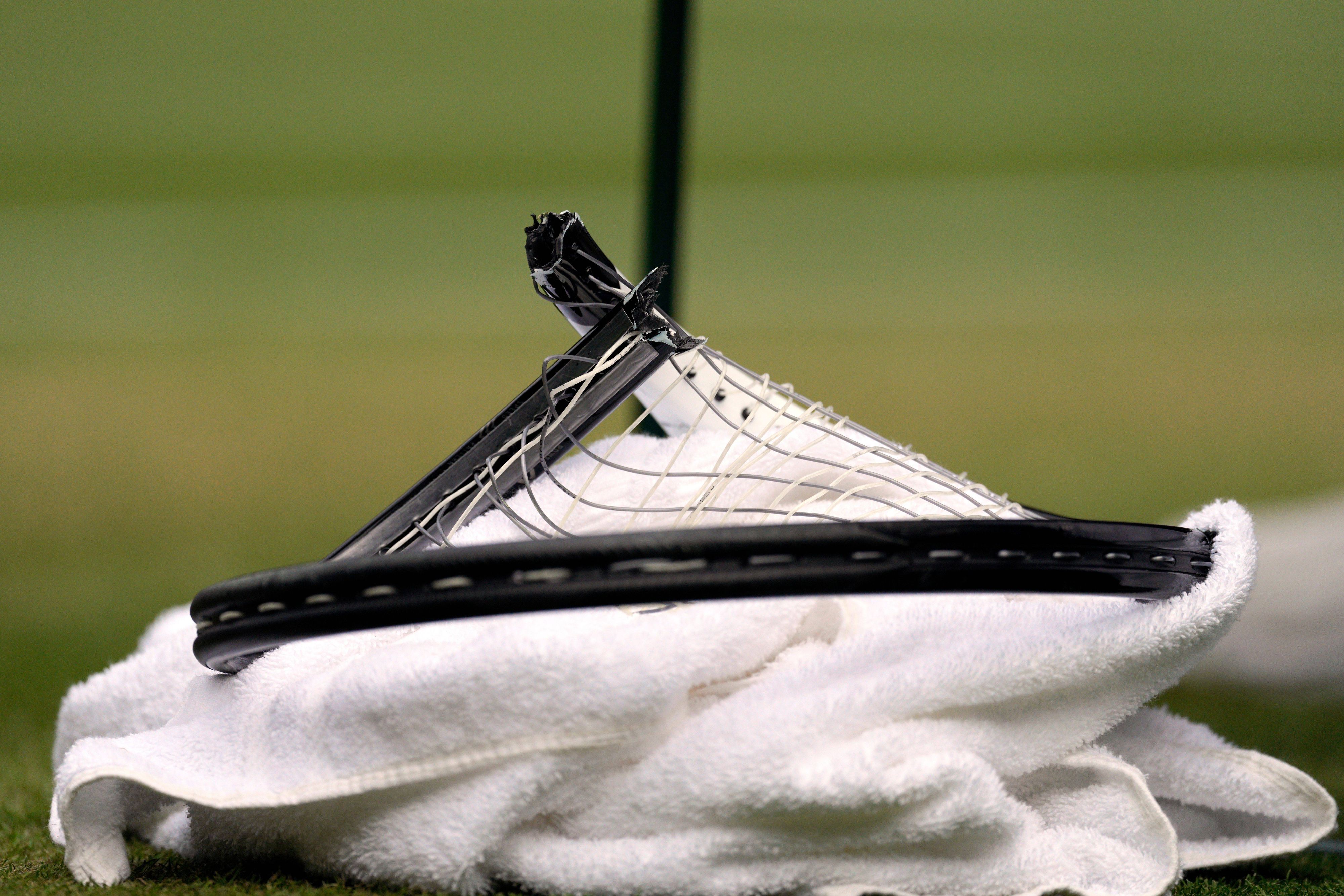 Der zertrümmerte Schläger von Djokovic.