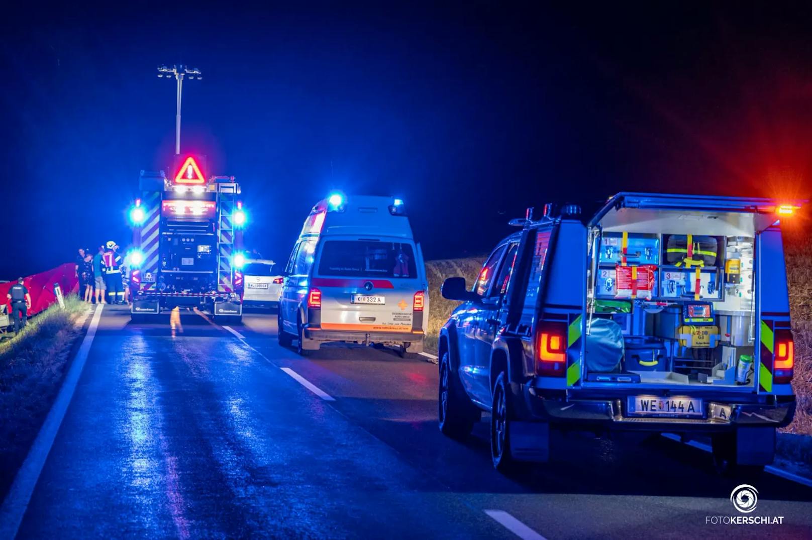 Im Bezirk Kirchdorf ist es am Wochenende zu einem schweren Verkehrsunfall gekommen. Ein Autofahrer kollidierte mit einem Moped, auf dem zwei Personen saßen. Nach dem Zusammenstoß machte sich der Lenker aus dem Staub. Die beiden Personen auf dem Moped wurden verletzt.
