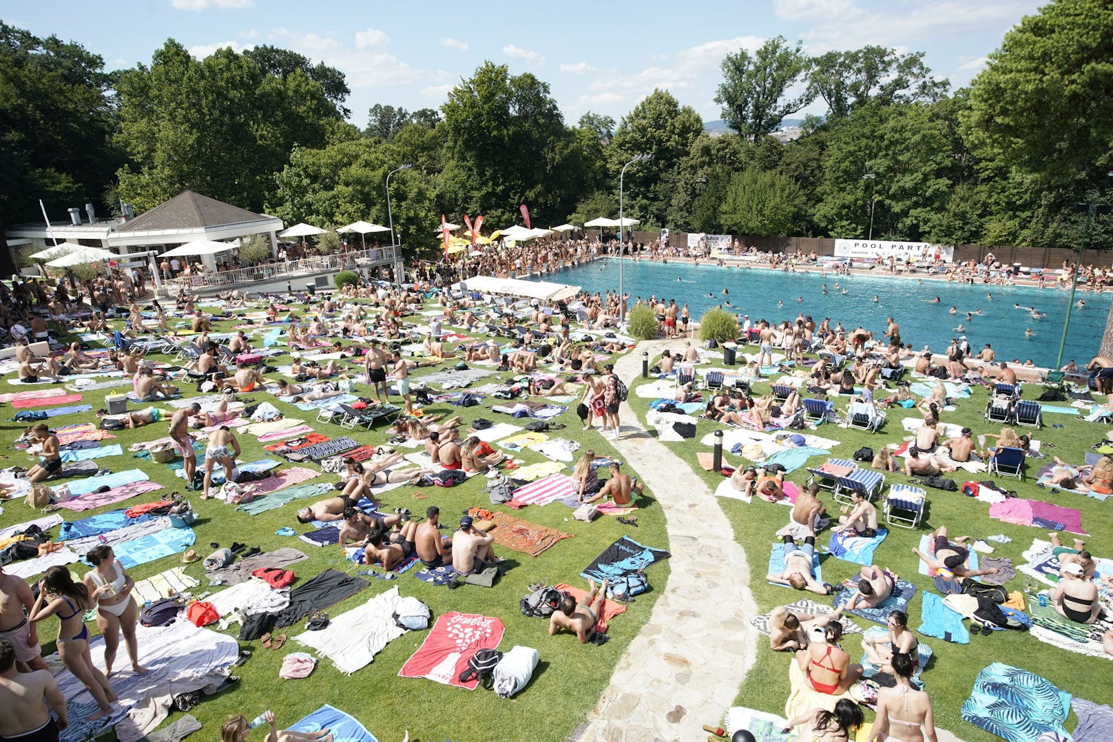 Der Andrang zur Pool-Party war am Sonntag groß.&nbsp;&nbsp;