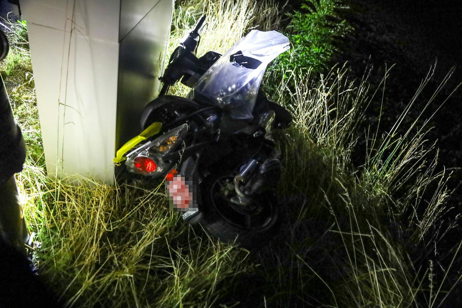 Ein schwerer Verkehrsunfall mit einem beteiligten Moped hat sich am späten Samstagabend in Ried im Traunkreis (Bezirk Kirchdorf an der Krems) ereignet. Dabei wurden zwei Personen verletzt.