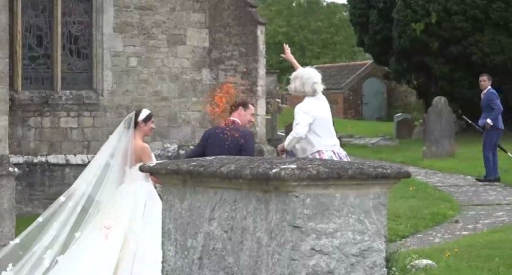 Klimaaktivistin Shelagh Day bei ihrer Sabotageaktion an der Hochzeit von George Osborne und seiner Frau Thea Rogers