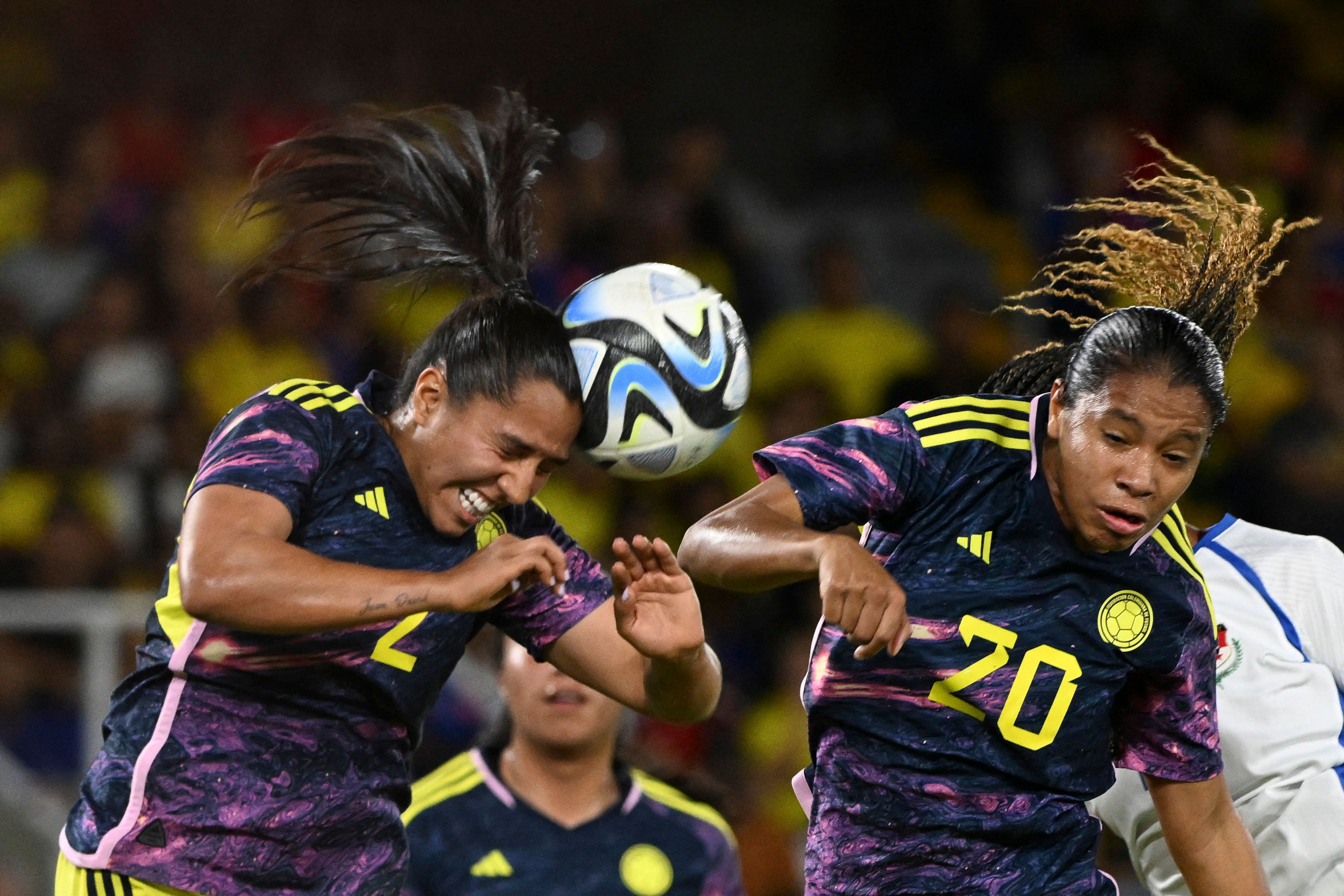 Die Kolumbianerinnen fallen mit übertriebener Härte auf.