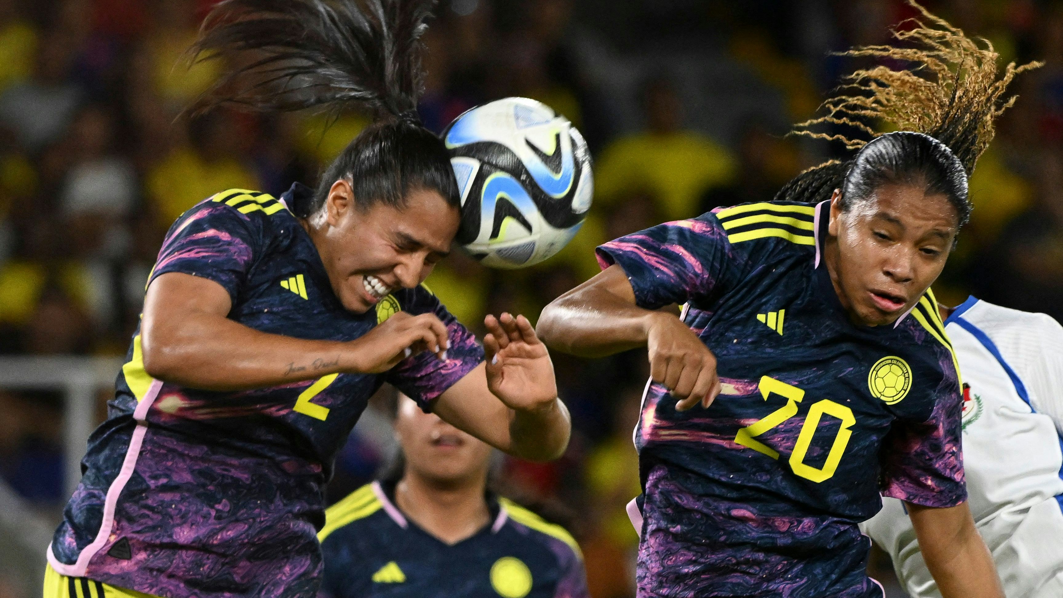 Die Kolumbianerinnen fallen mit übertriebener Härte auf.