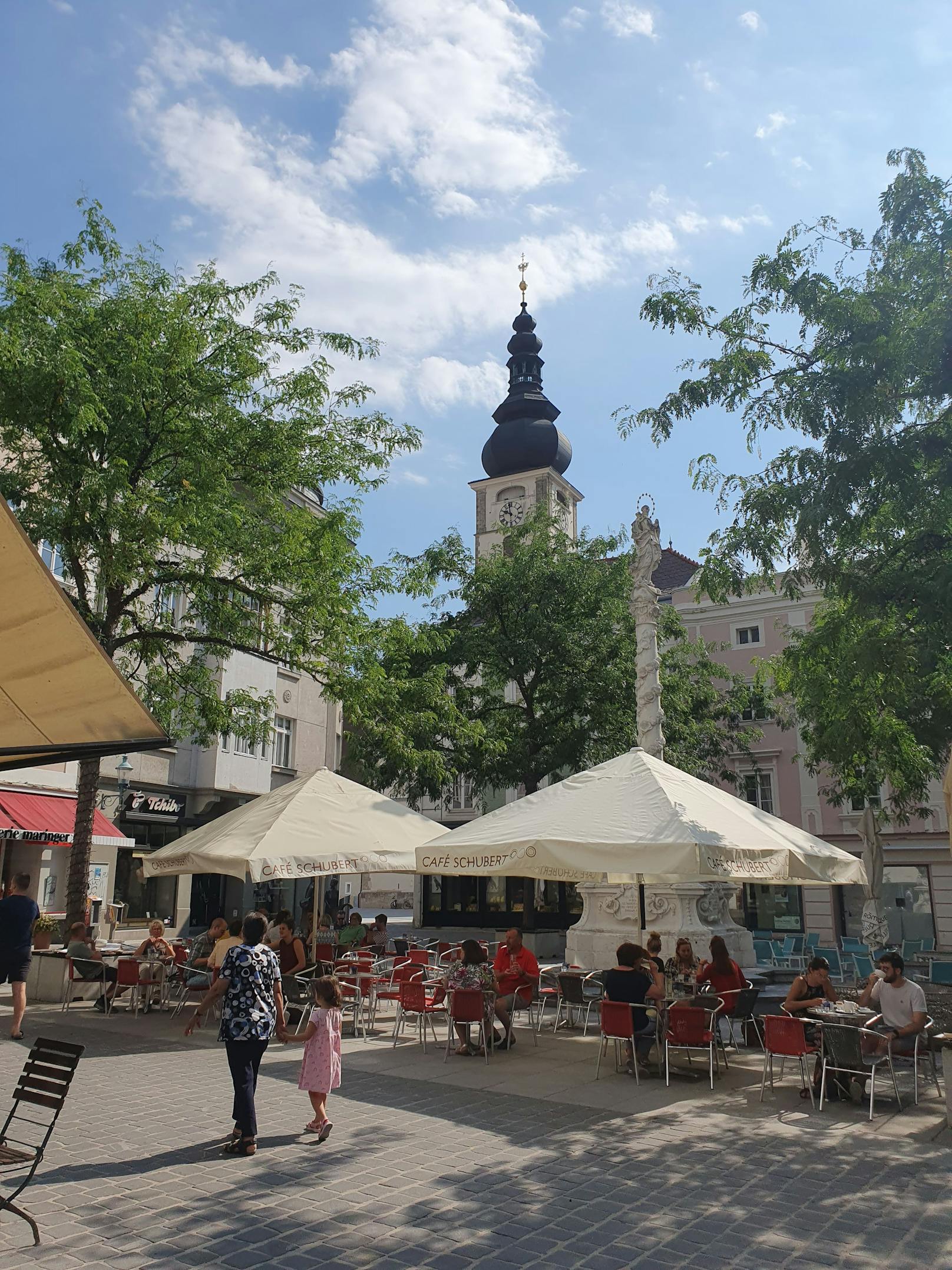 Der Platz mit Brunnen vor dem Kaffeehaus Schubert